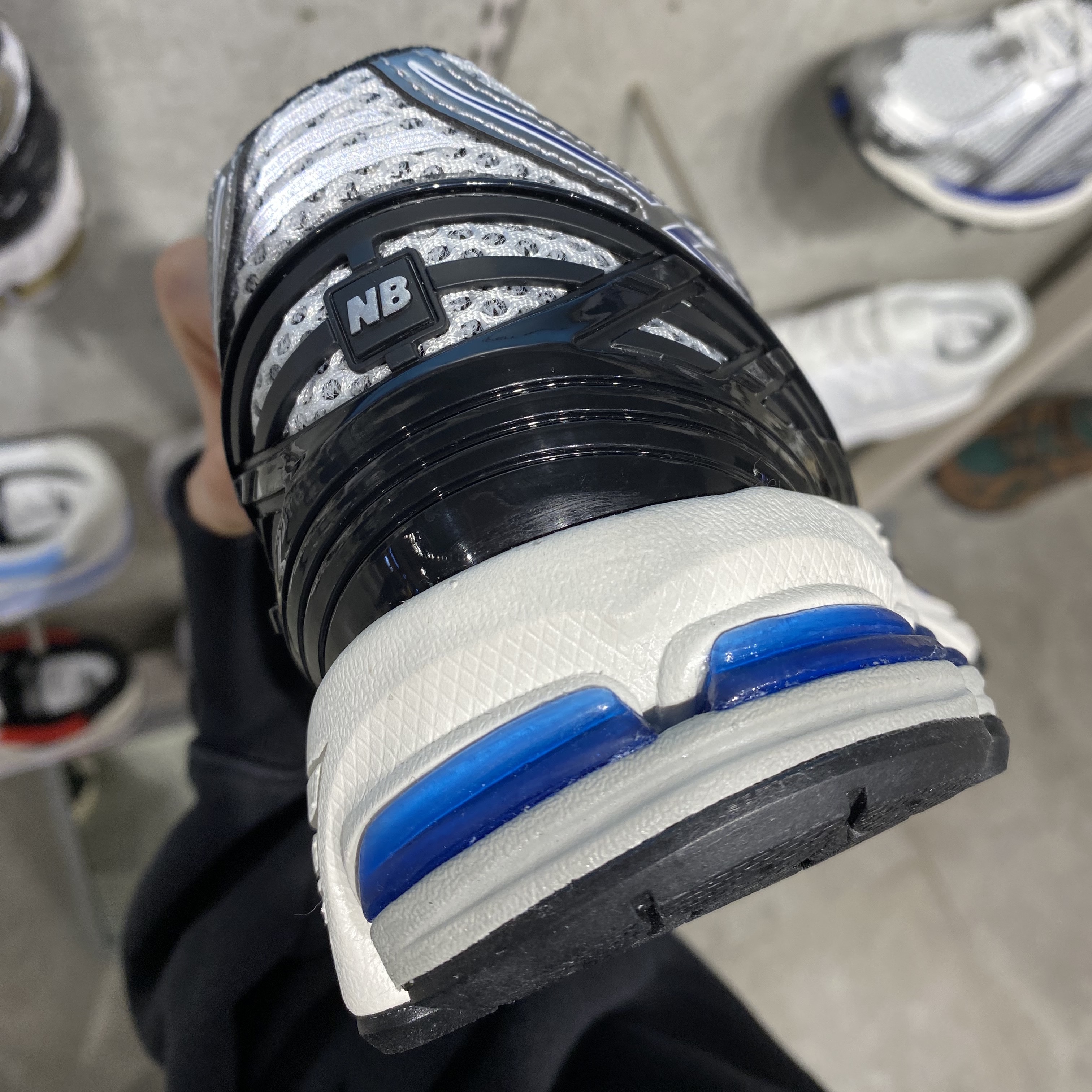 New Balance 1906R Silver Metallic 착용 스타일 - 3