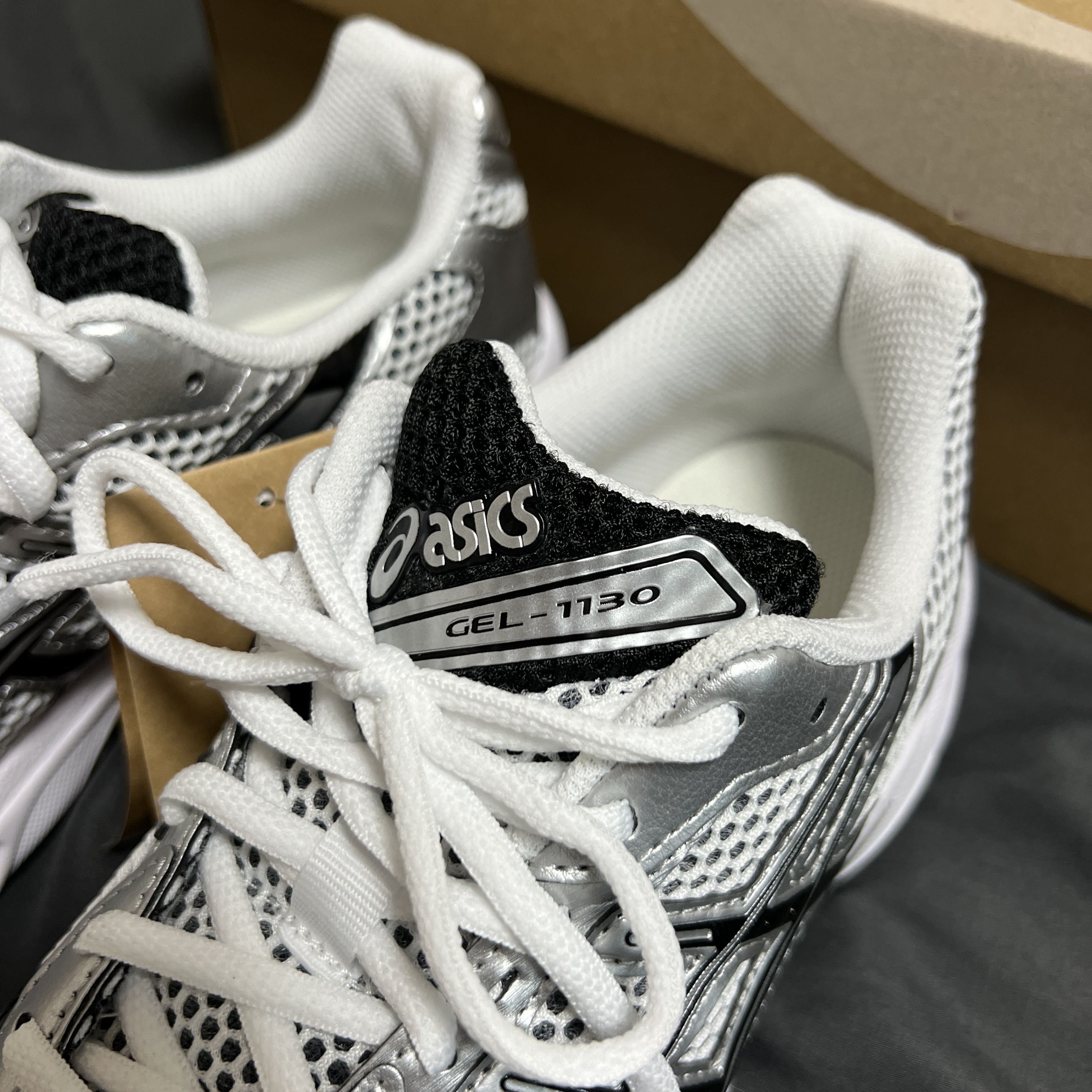 Asics Gel-1130 White Black 착용 스타일 - 4
