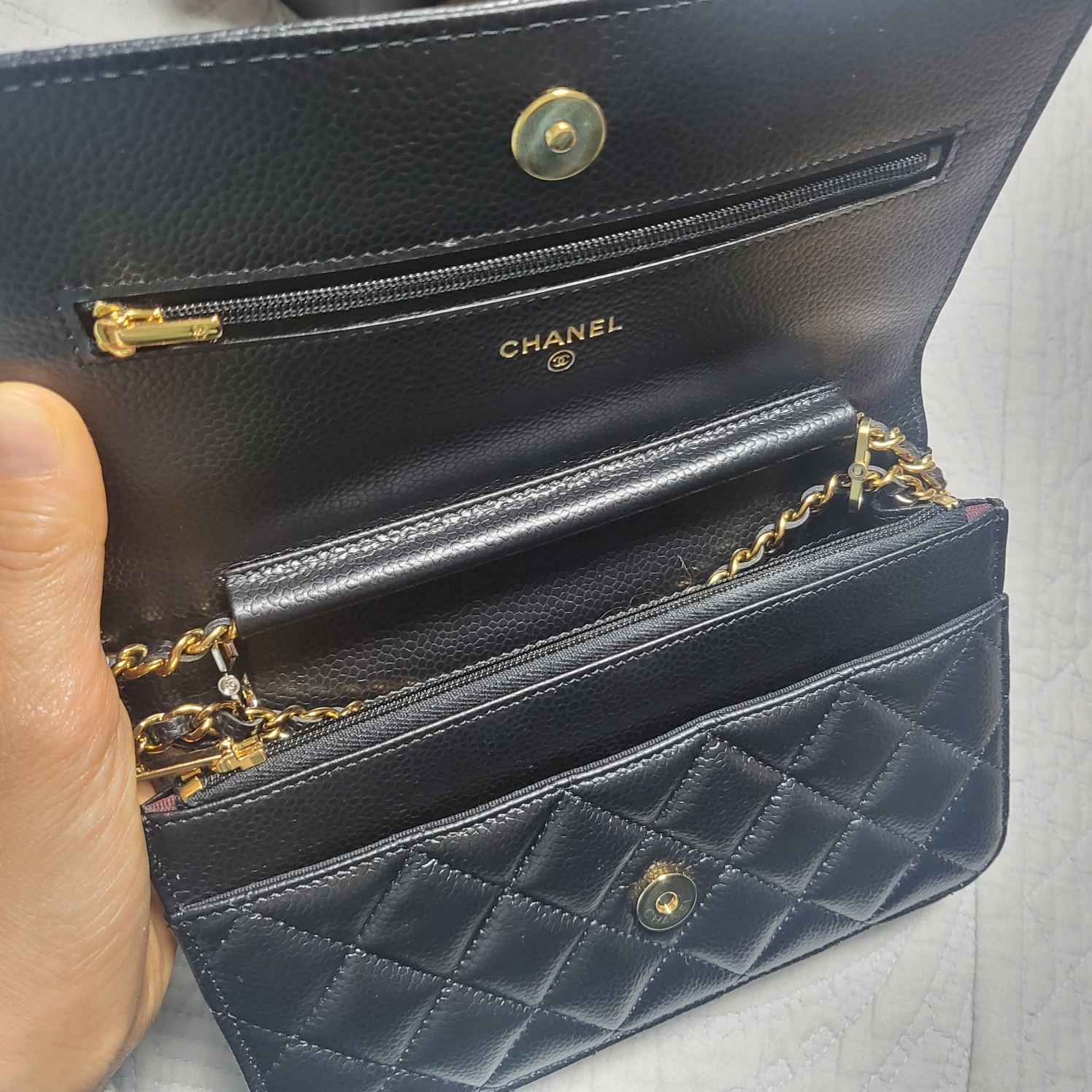 Chanel Classic Wallet On Chain Grained Calfskin & Gold Black 착용 스타일 - 3