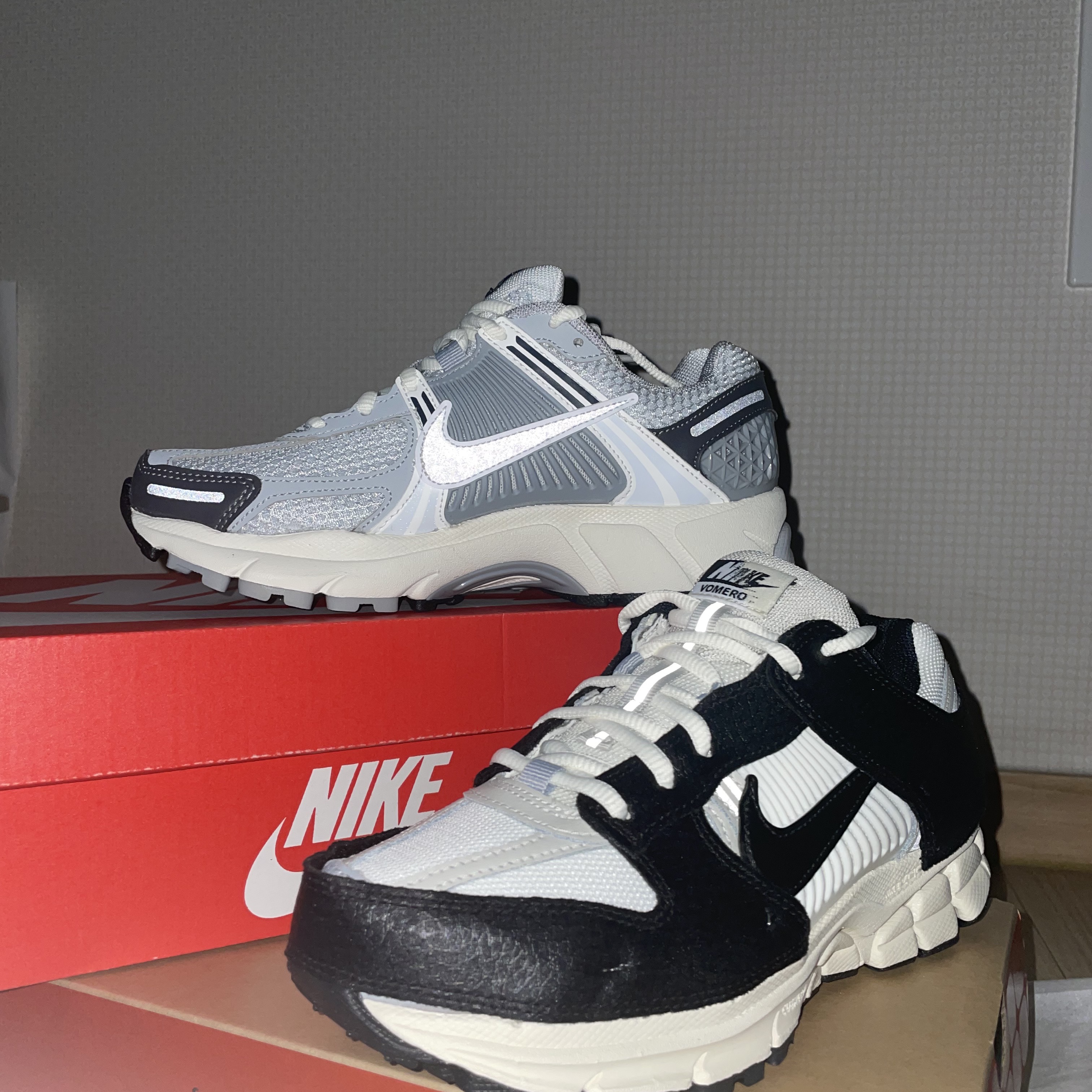 (W) Nike Zoom Vomero 5 Pure Platinum Metallic Silver, (W) Nike Zoom Vomero 5 Wolf Grey and Black 착용 스타일 - 2