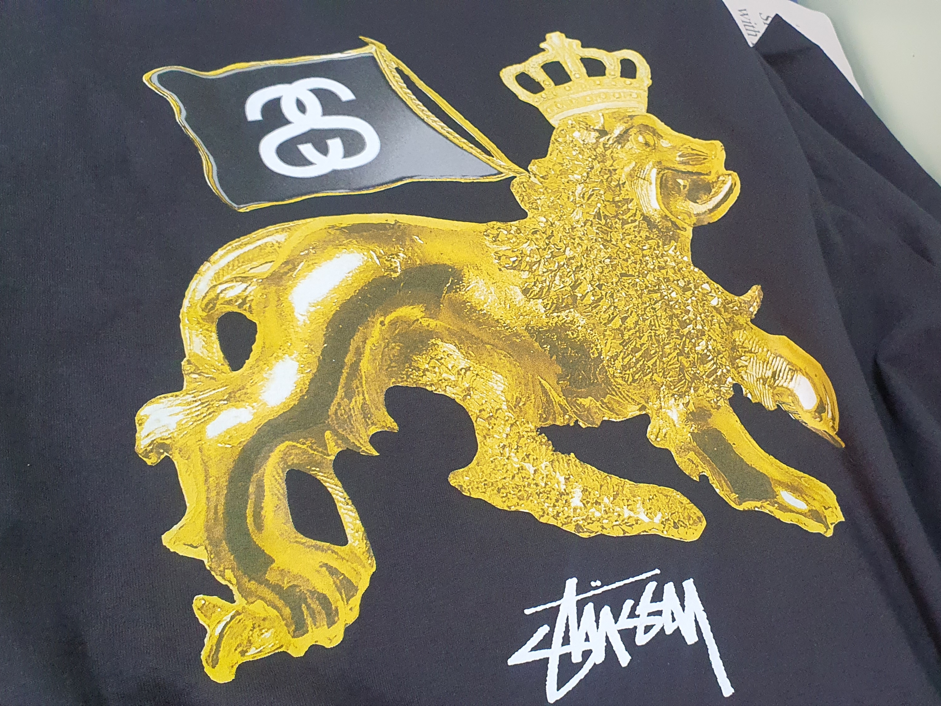 Stussy Gold Lion T-Shirt Black 착용 스타일 - 1