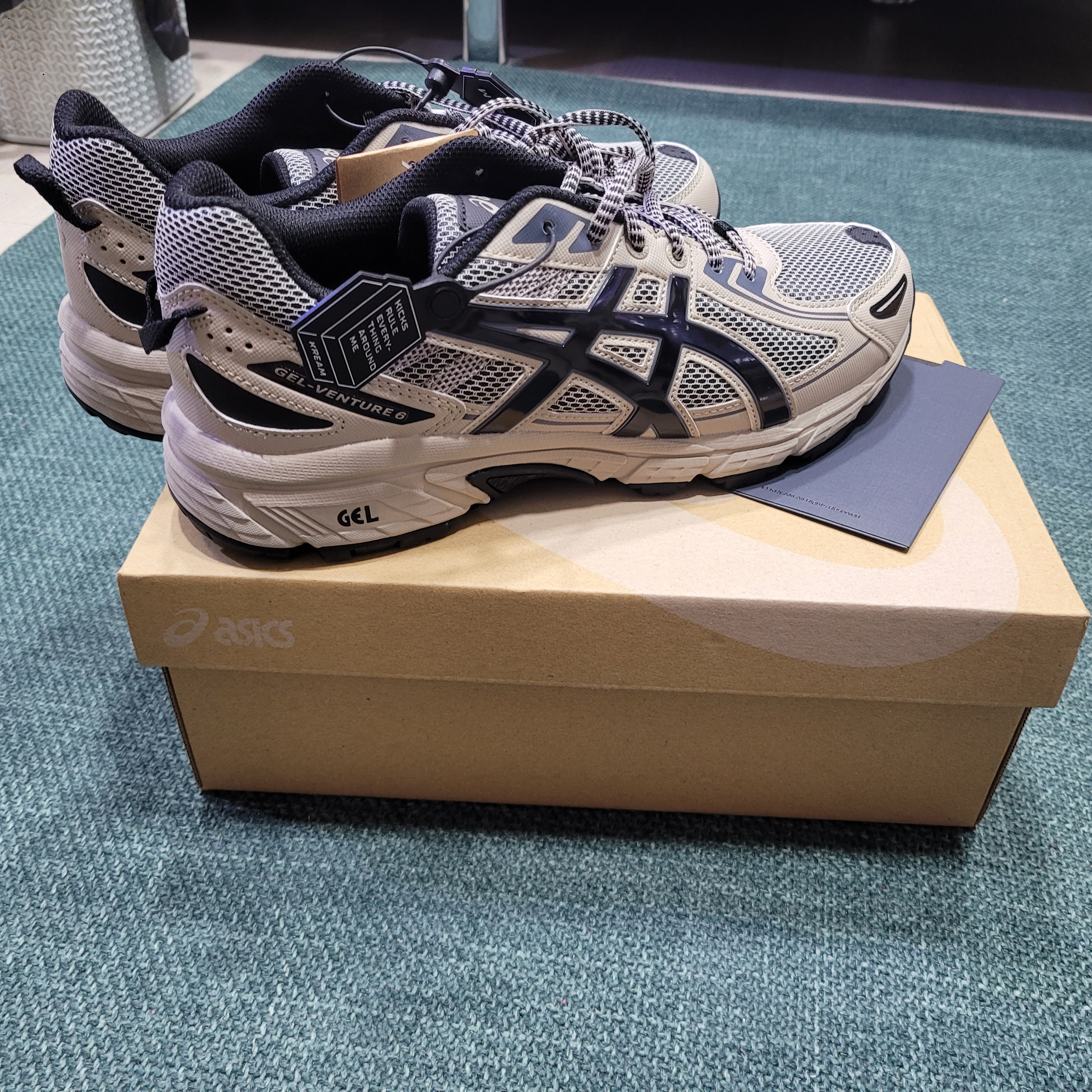 Asics Gel-Venture 6 Feather Grey Black 착용 스타일 - 3