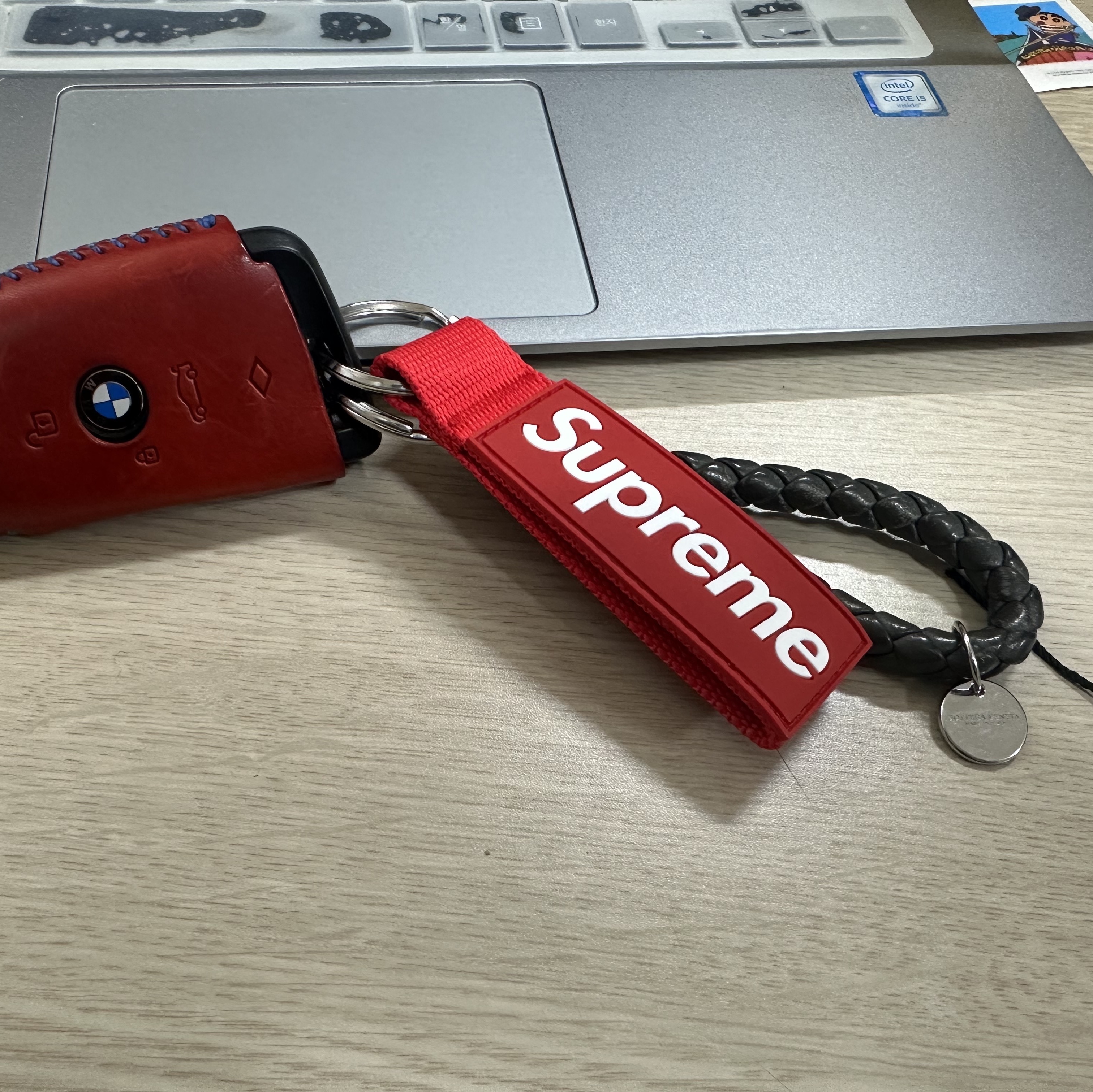 Supreme Webbing Keychain Red - 23SS, Bottega Veneta Logo Tag Keyring Grey 착용 스타일 - 2