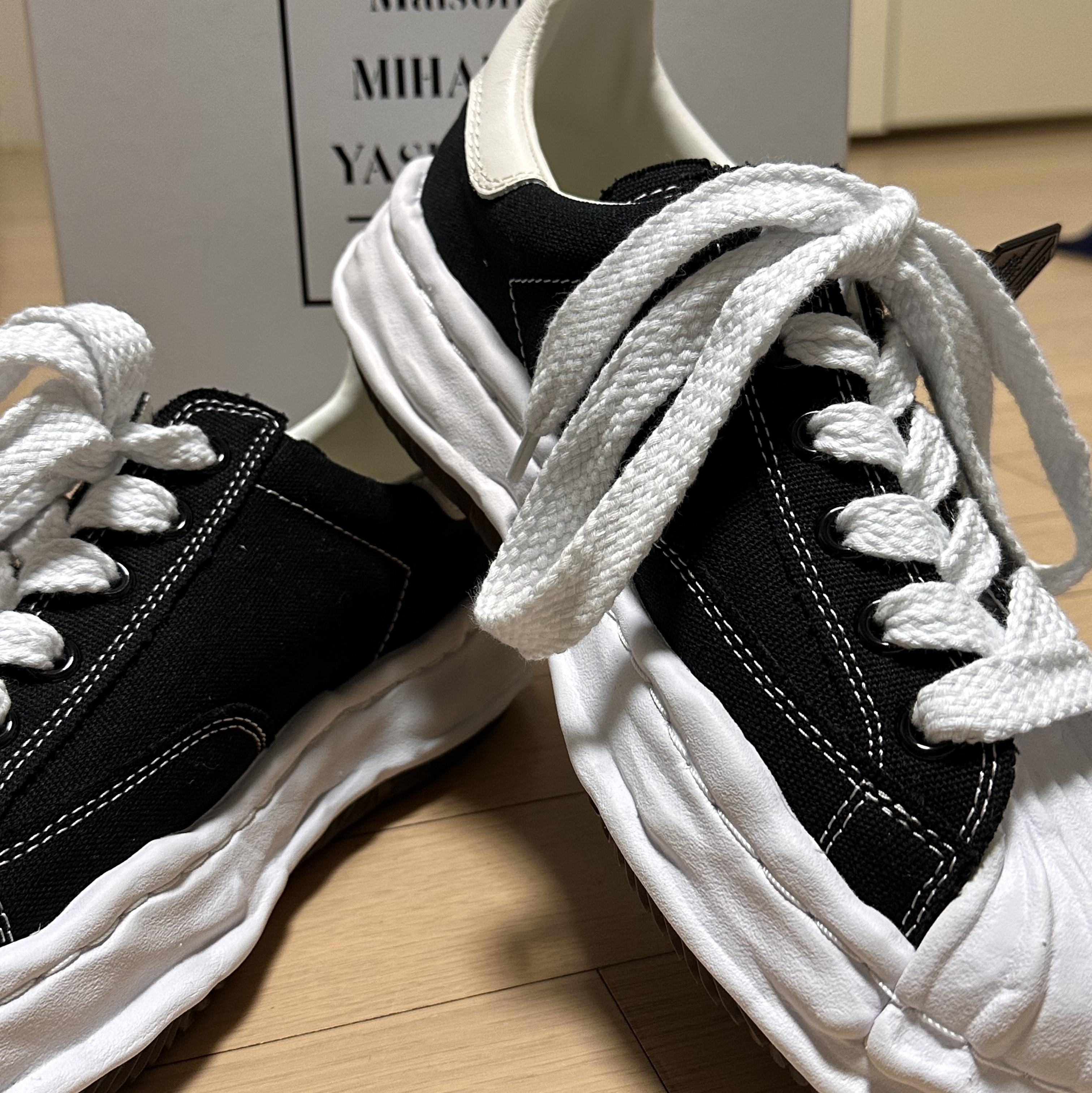 Maison Mihara Yasuhiro Blakey OG Sole Canvas Low-top Sneakers Black White 착용 스타일