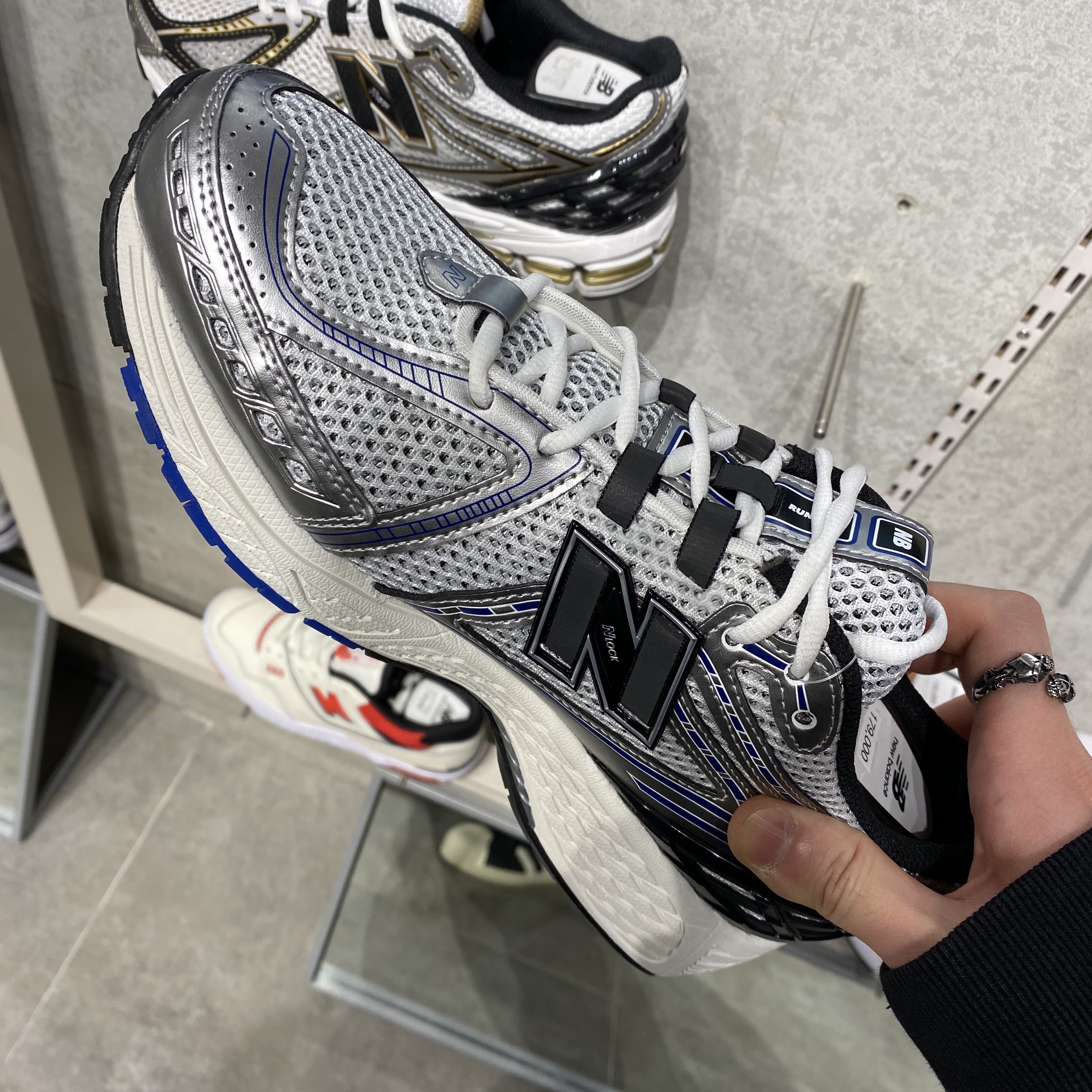 New Balance 1906R Silver Metallic 착용 스타일 - 2