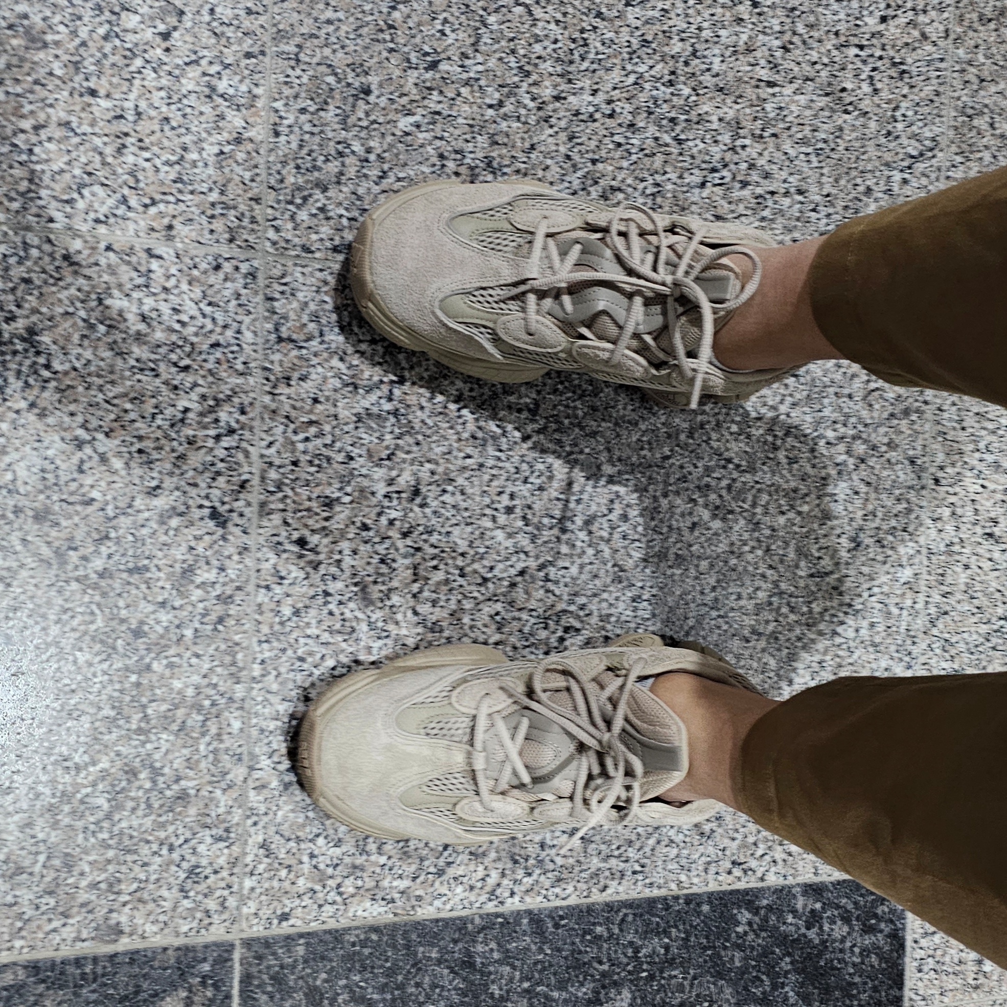 Adidas Yeezy 500 Taupe Light 착용 스타일
