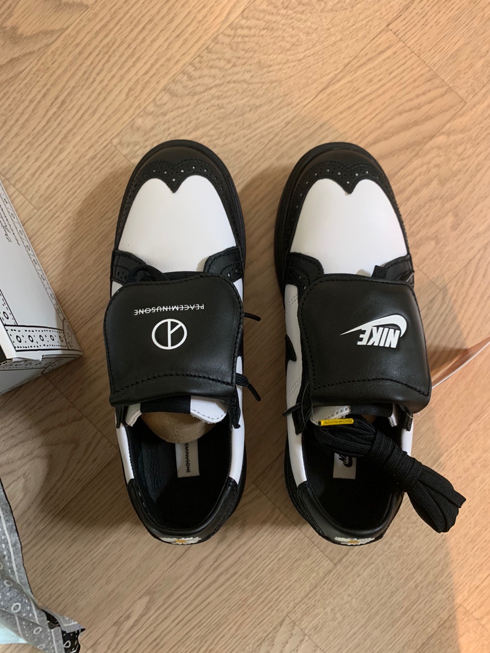 (TD) Jordan 1 x Travis Scott Retro Low OG SP Medium Olive, Nike x Peaceminusone Kwondo1 Black and White 착용 스타일 - 4