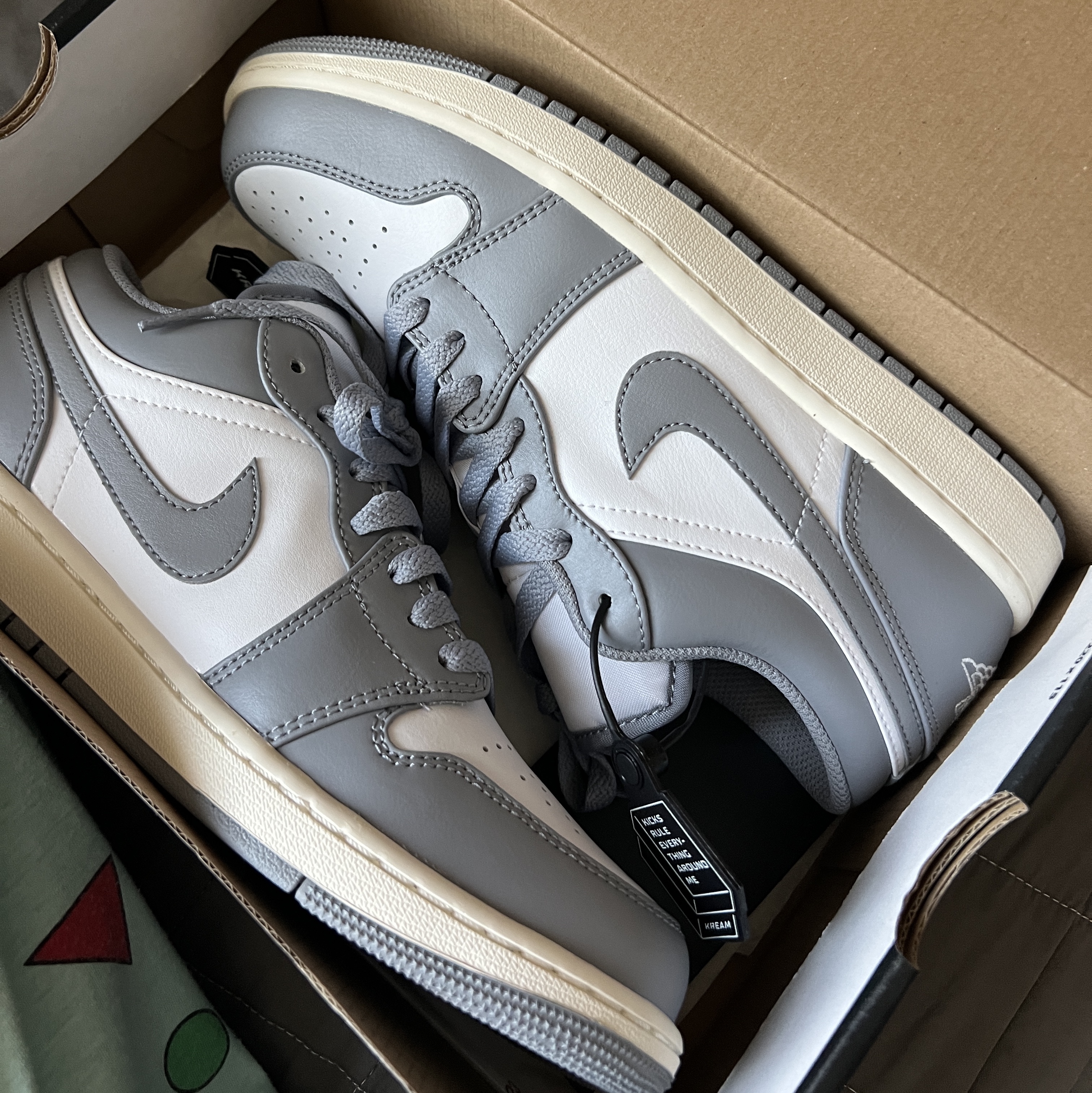 Jordan 1 Low Stealth and White 착용 스타일 - 3