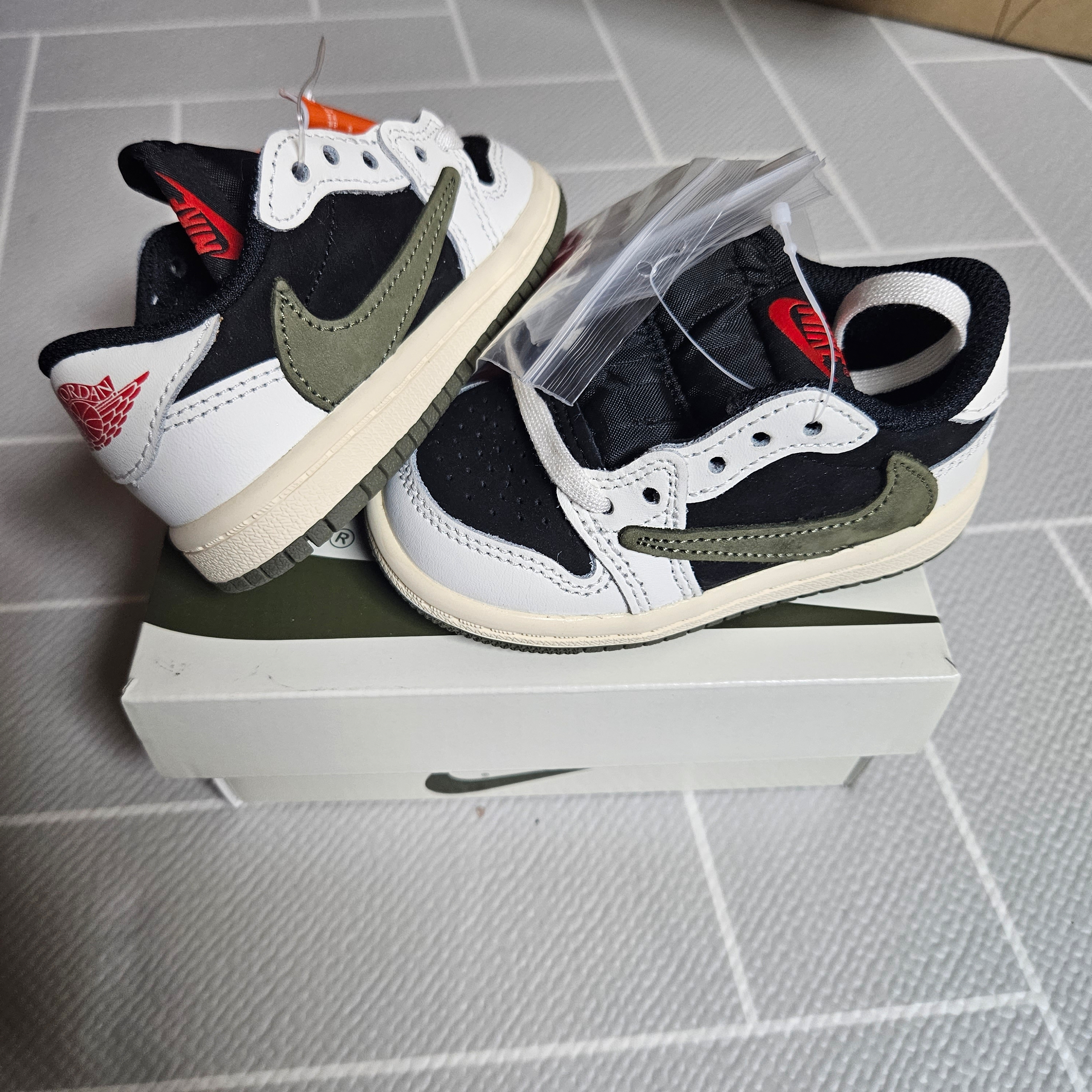 (TD) Jordan 1 x Travis Scott Retro Low OG SP Medium Olive 착용 스타일 - 2