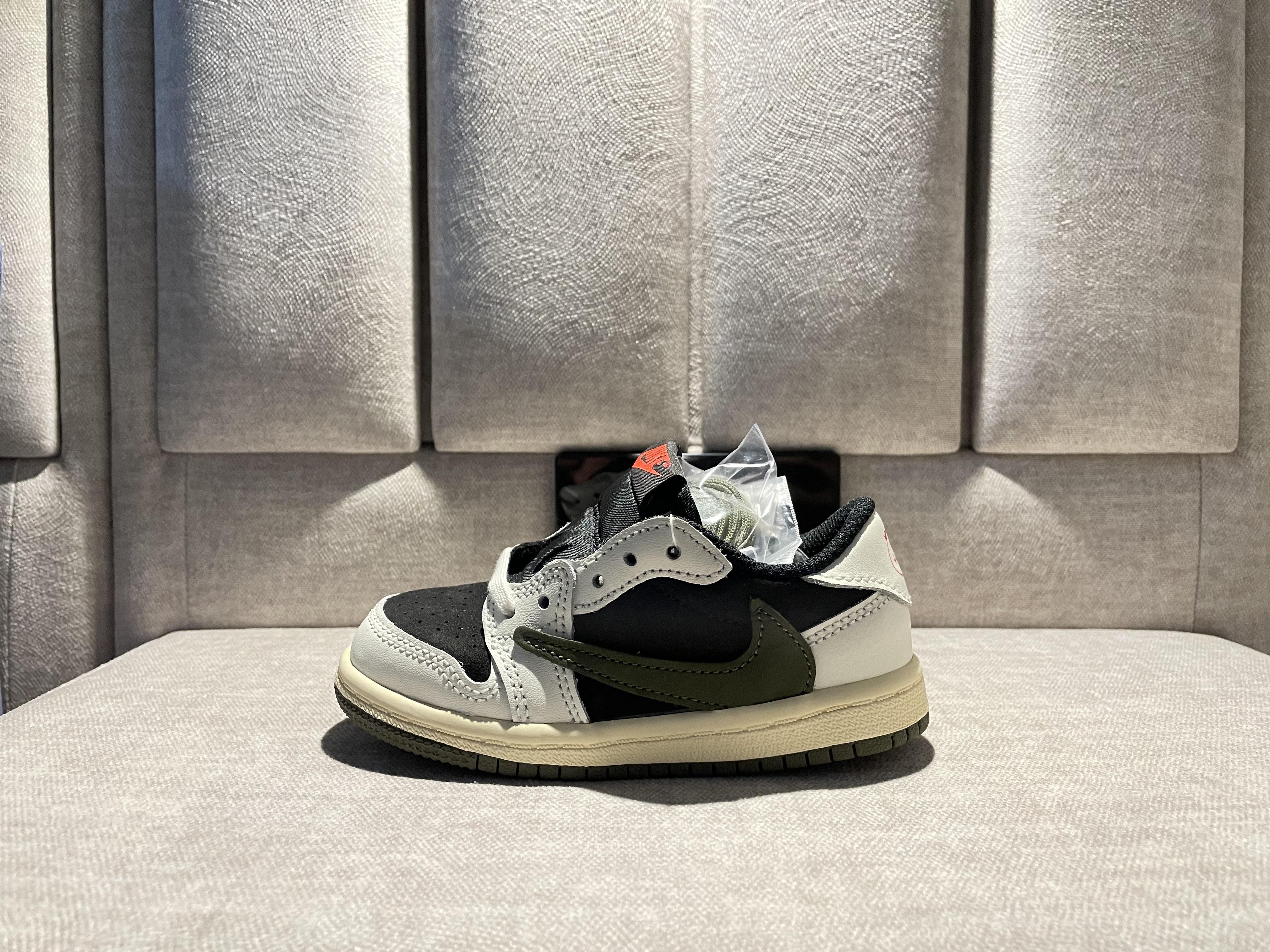 (W) Jordan 1 x Travis Scott Retro Low OG SP Medium Olive, (TD) Jordan 1 x Travis Scott Retro Low OG SP Medium Olive 착용 스타일 - 3