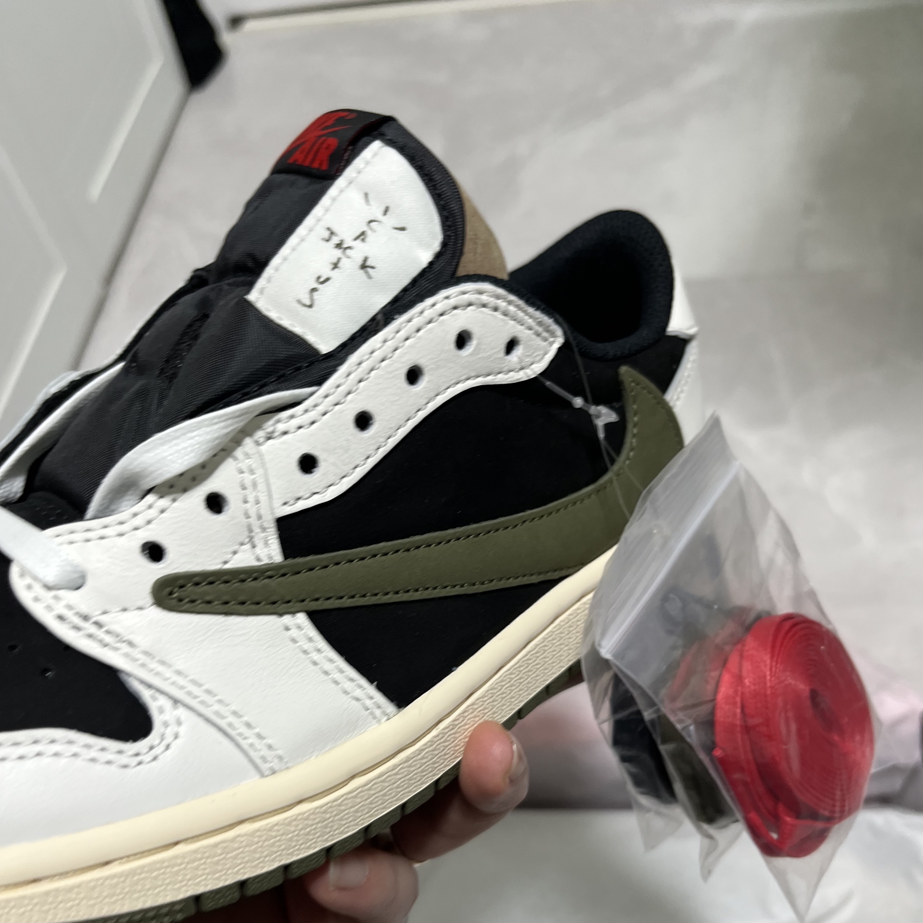 (W) Jordan 1 x Travis Scott Retro Low OG SP Medium Olive 착용 스타일 - 2