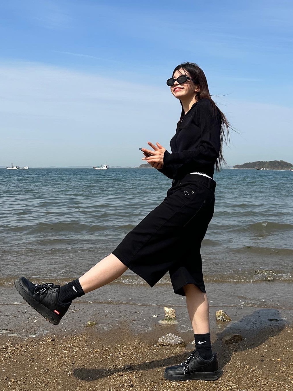 Gentle Monster x Maison Margiela MM005 Black Black, Nike x Supreme Air Force 1 Low Black 착용 스타일