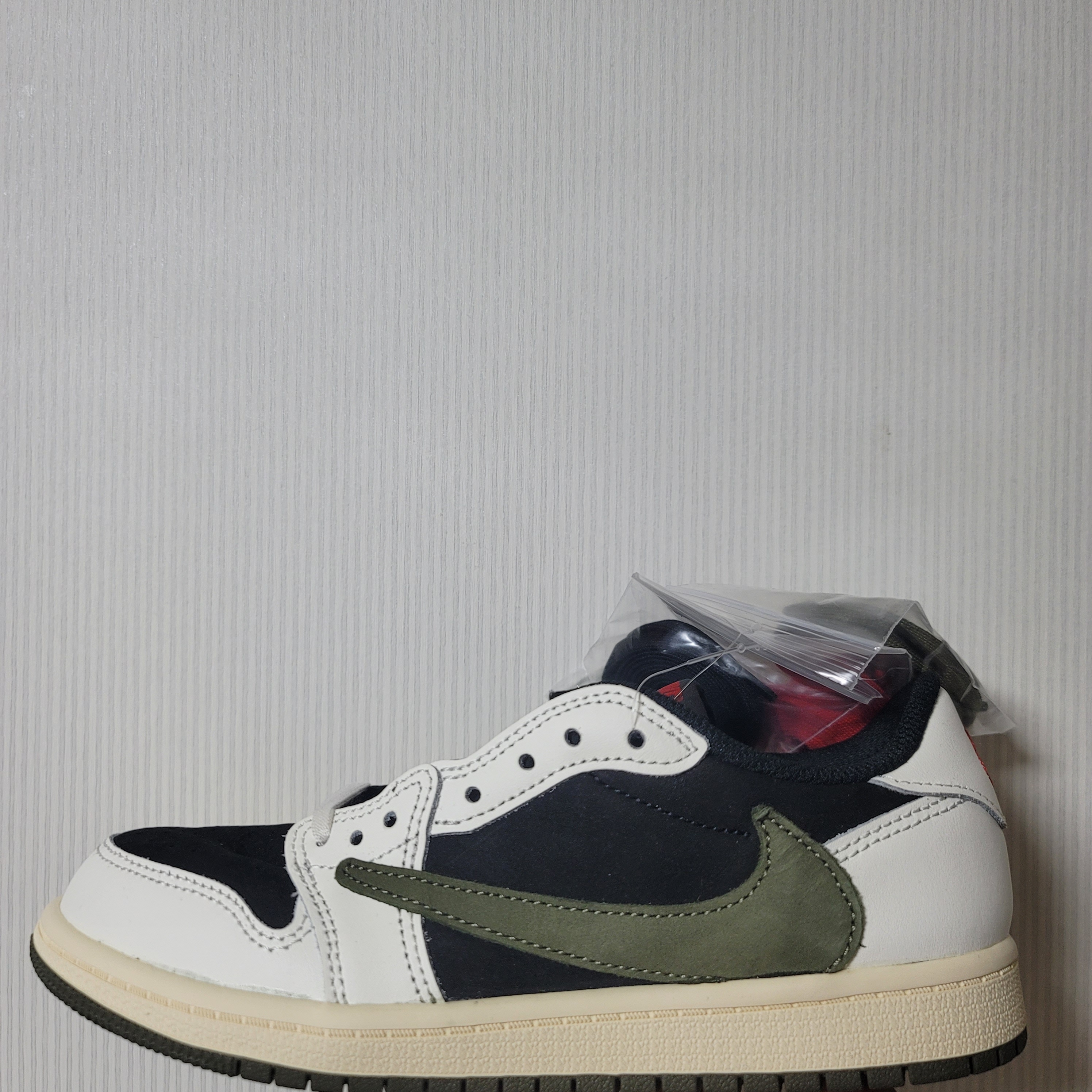 (PS) Jordan 1 x Travis Scott Retro Low OG SP Medium Olive 착용 스타일 - 1
