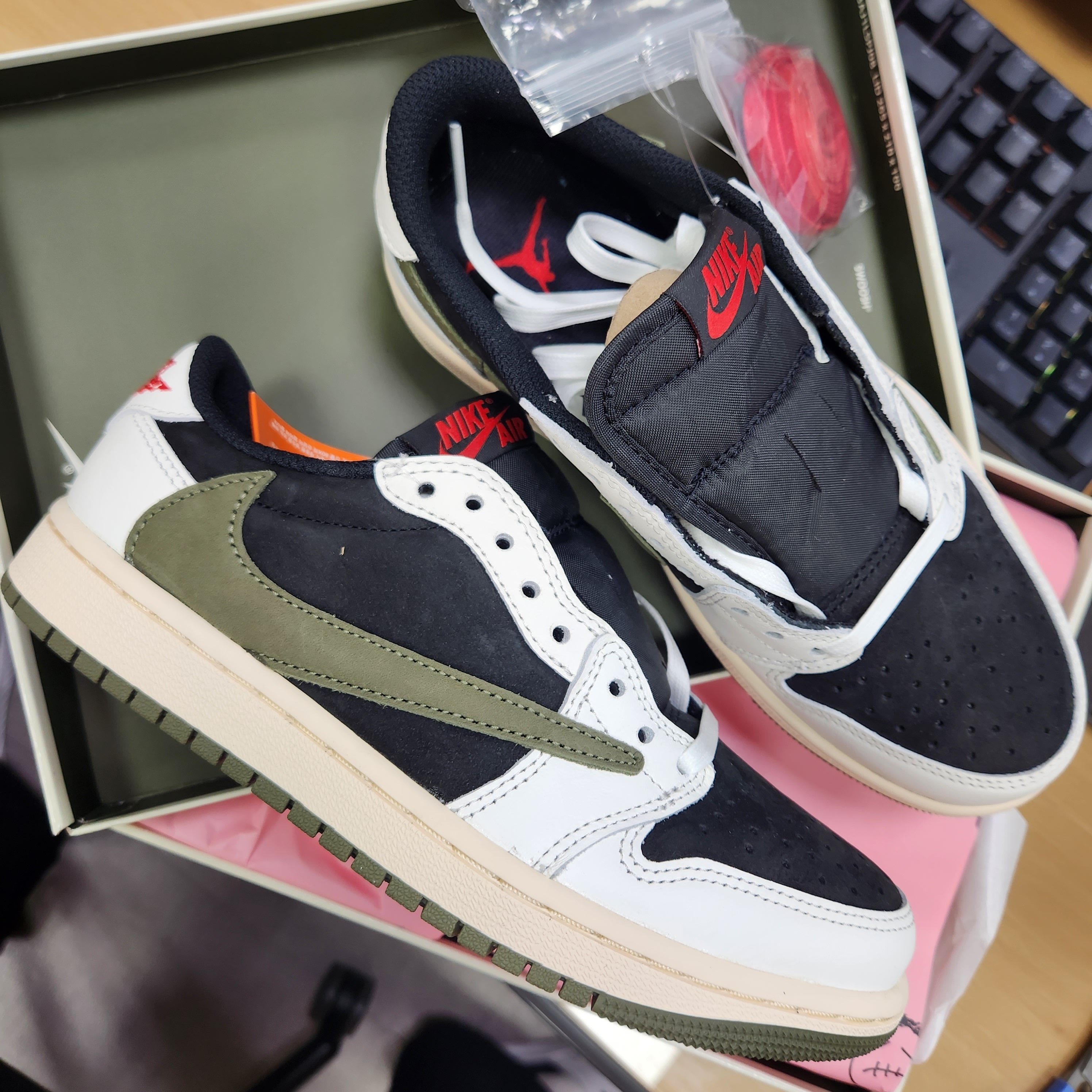 (W) Jordan 1 x Travis Scott Retro Low OG SP Medium Olive 착용 스타일