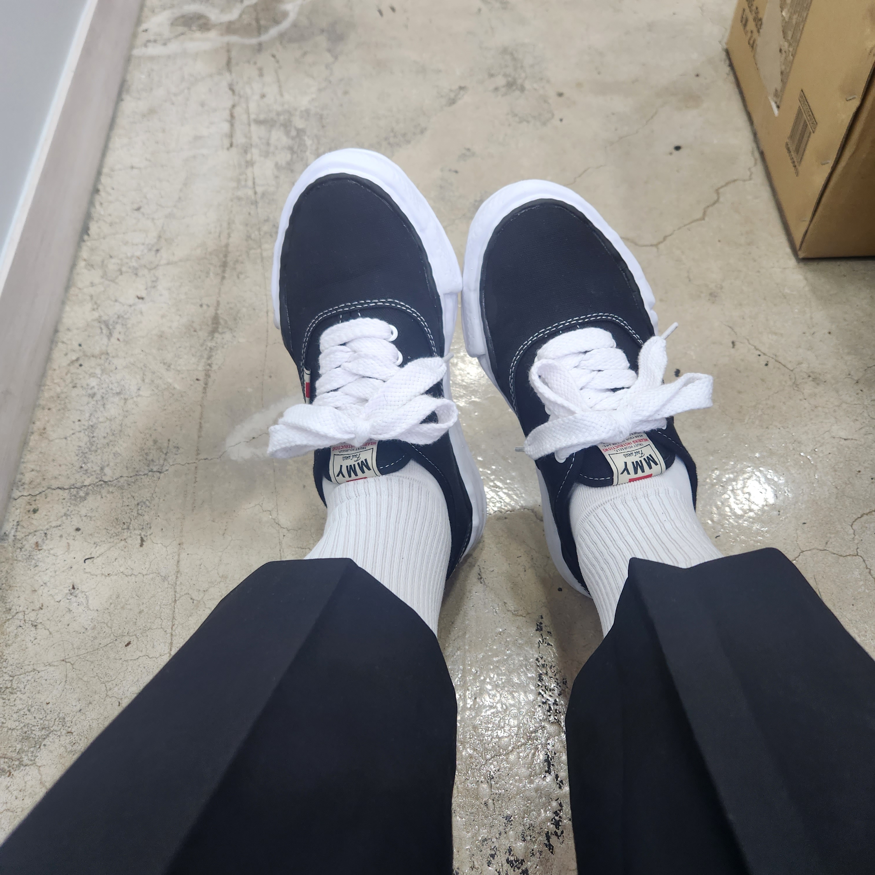 Maison Mihara Yasuhiro Baker OG Sole Canvas Low Cut Sneakers Black 착용 스타일 - 1