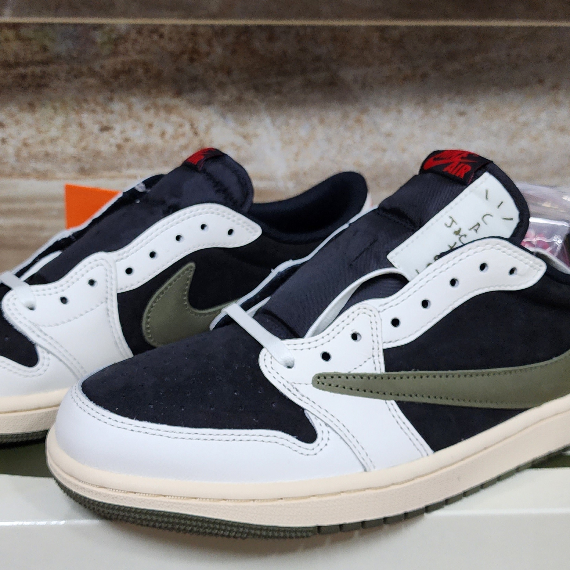 (W) Jordan 1 x Travis Scott Retro Low OG SP Medium Olive 착용 스타일 - 2