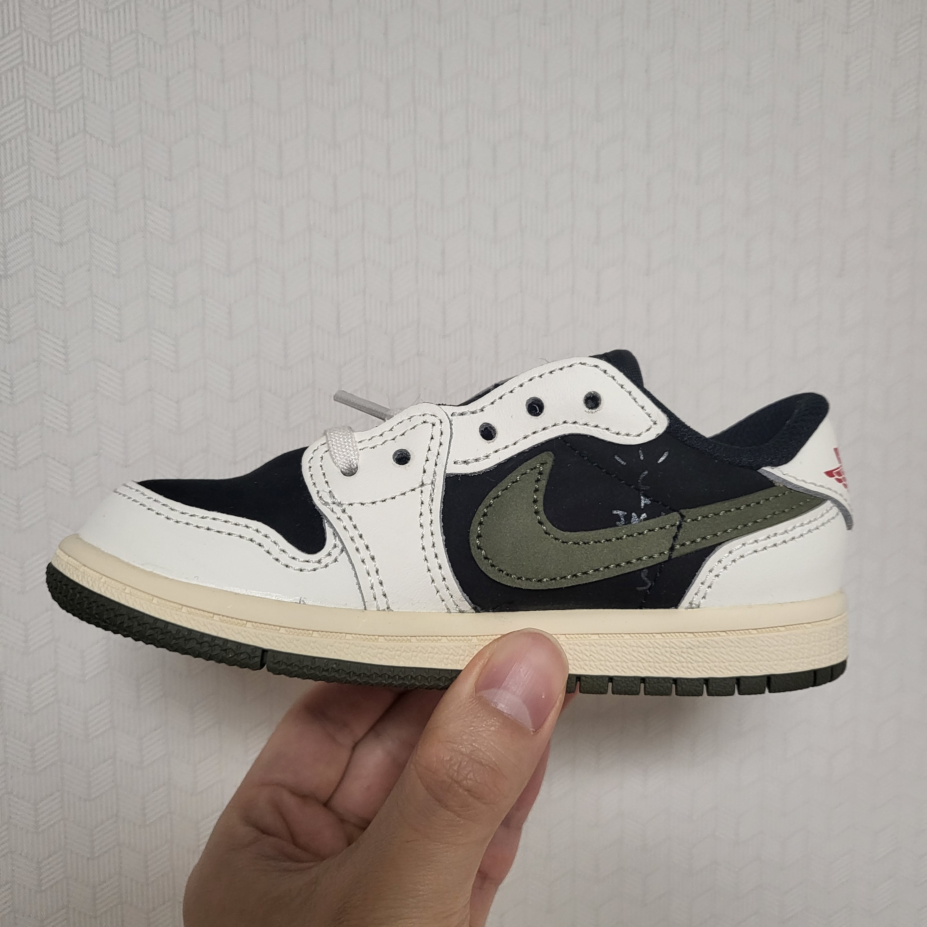 (TD) Jordan 1 x Travis Scott Retro Low OG SP Medium Olive 착용 스타일 - 3
