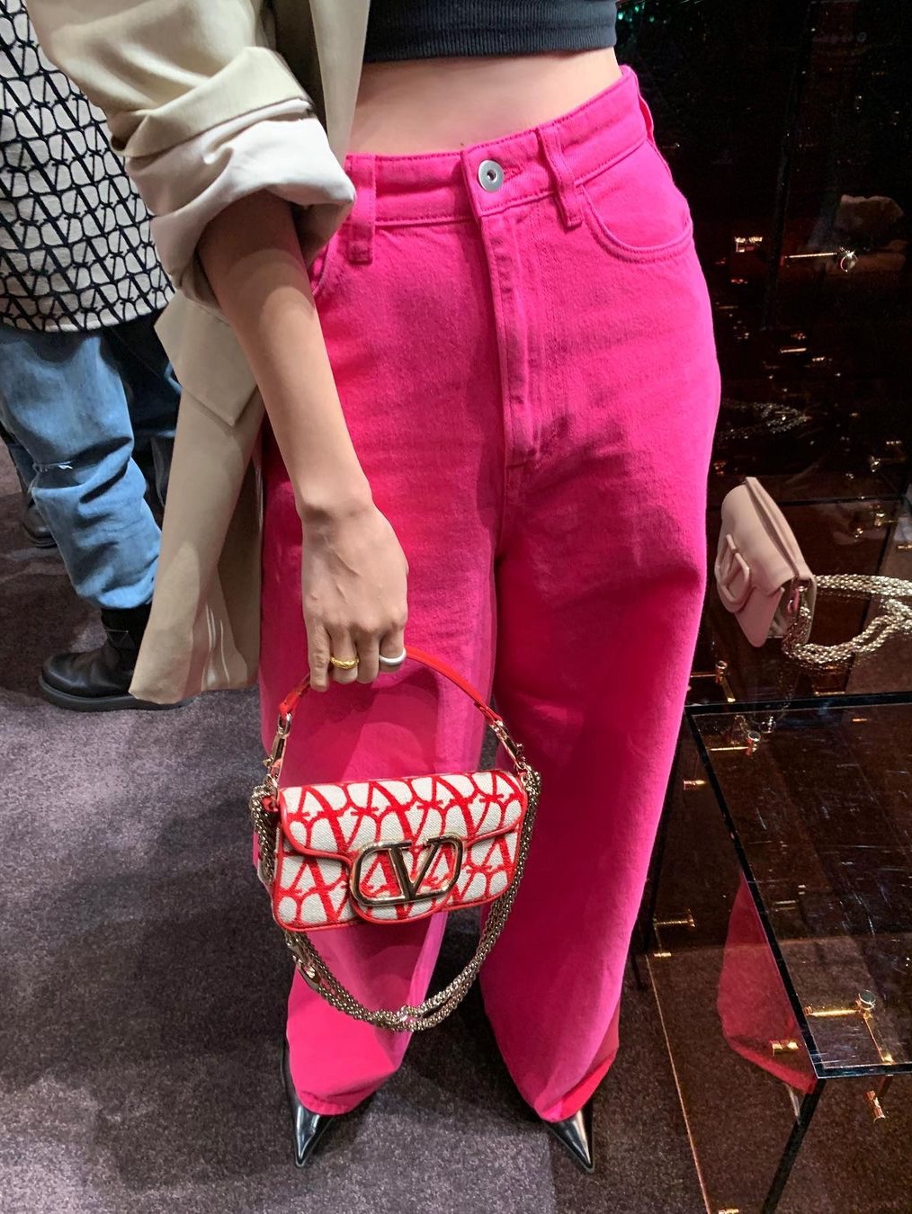 Valentino Small Loco Toile Iconographe Shoulder Bag Beige Red 착용 스타일