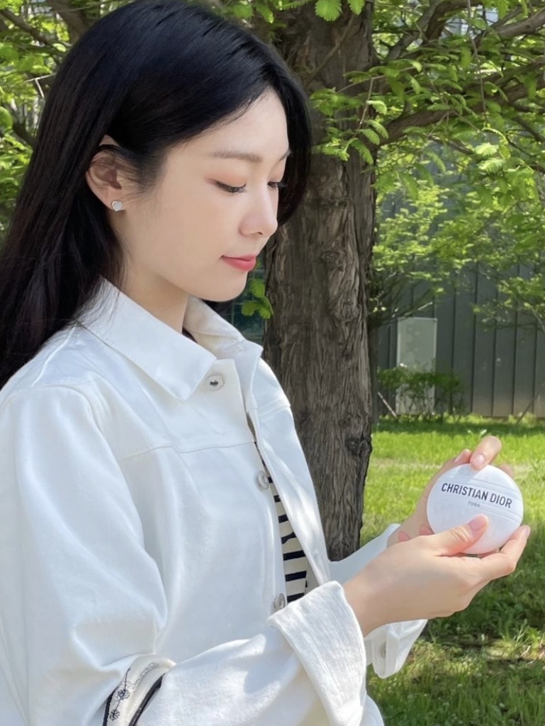 Dior New Dior Le Baume Hand Cream 50ml, Dior Medium Book Tote Blue Toile de Jouy Embroidery 착용 스타일 - 3