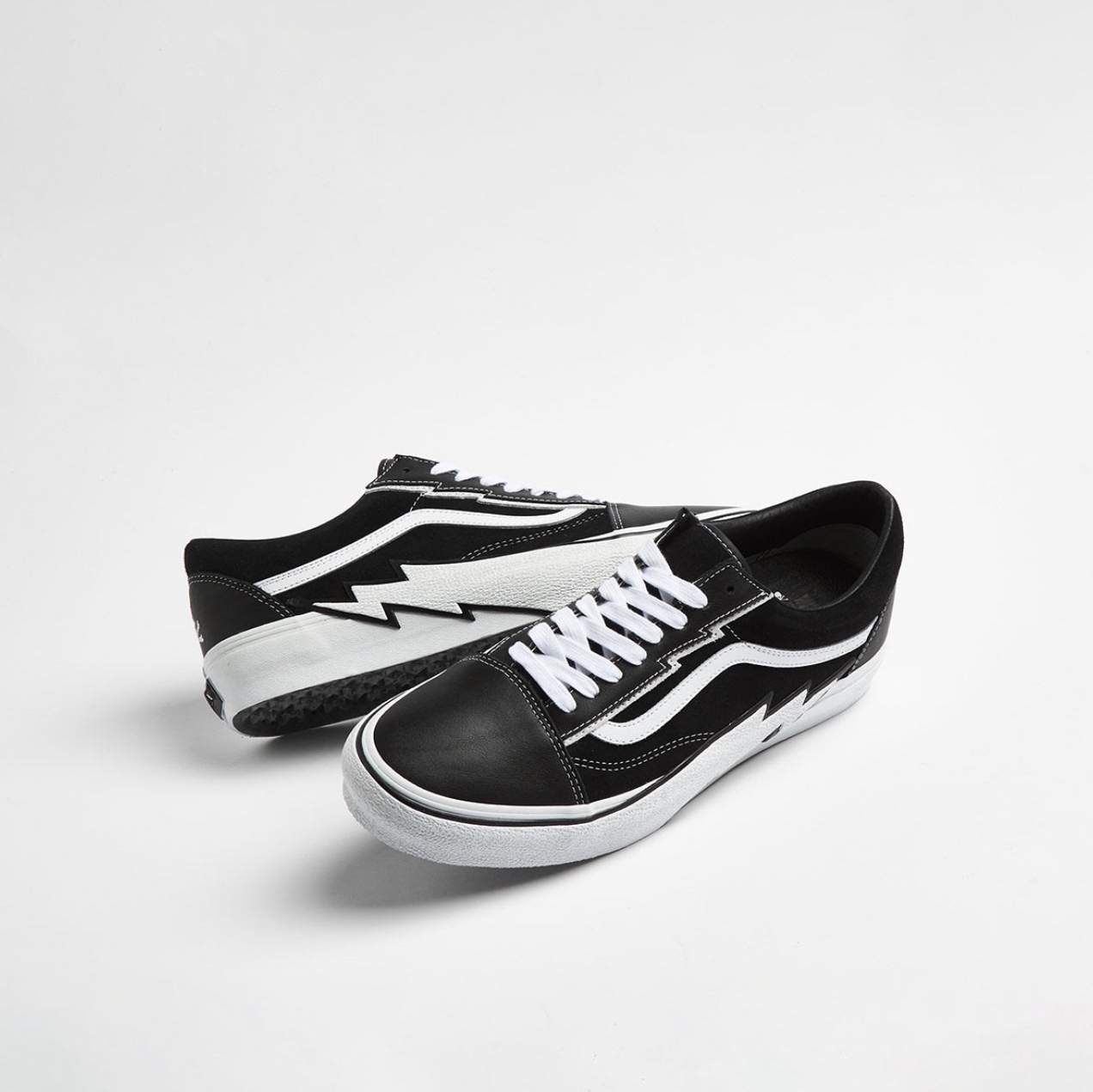 Vans Vault x Mastermind World Old Skool Bolt Black 착용 스타일 - 3