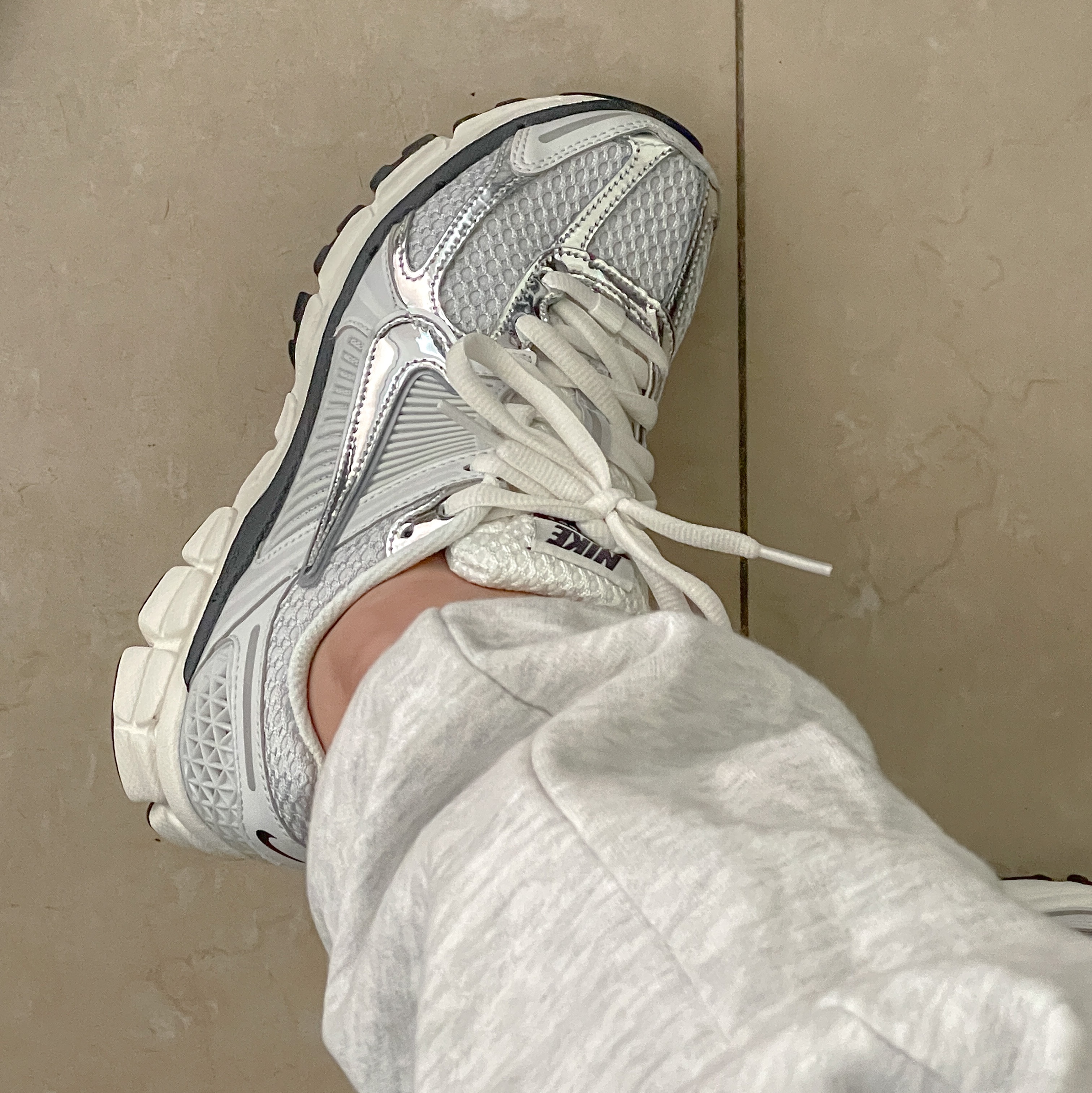 (W) Nike Zoom Vomero 5 Photon Dust and Metallic Silver 착용 스타일