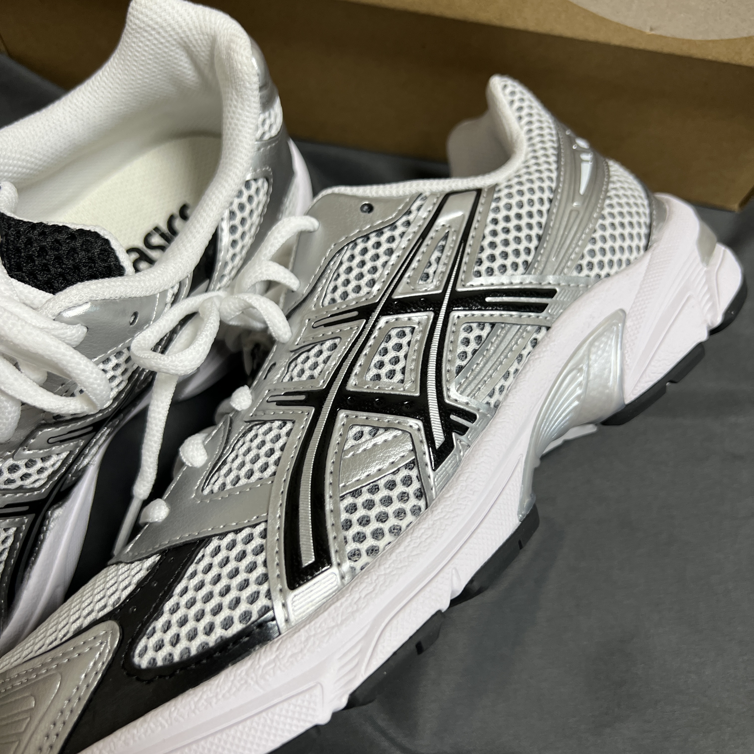 Asics Gel-1130 White Black 착용 스타일 - 2