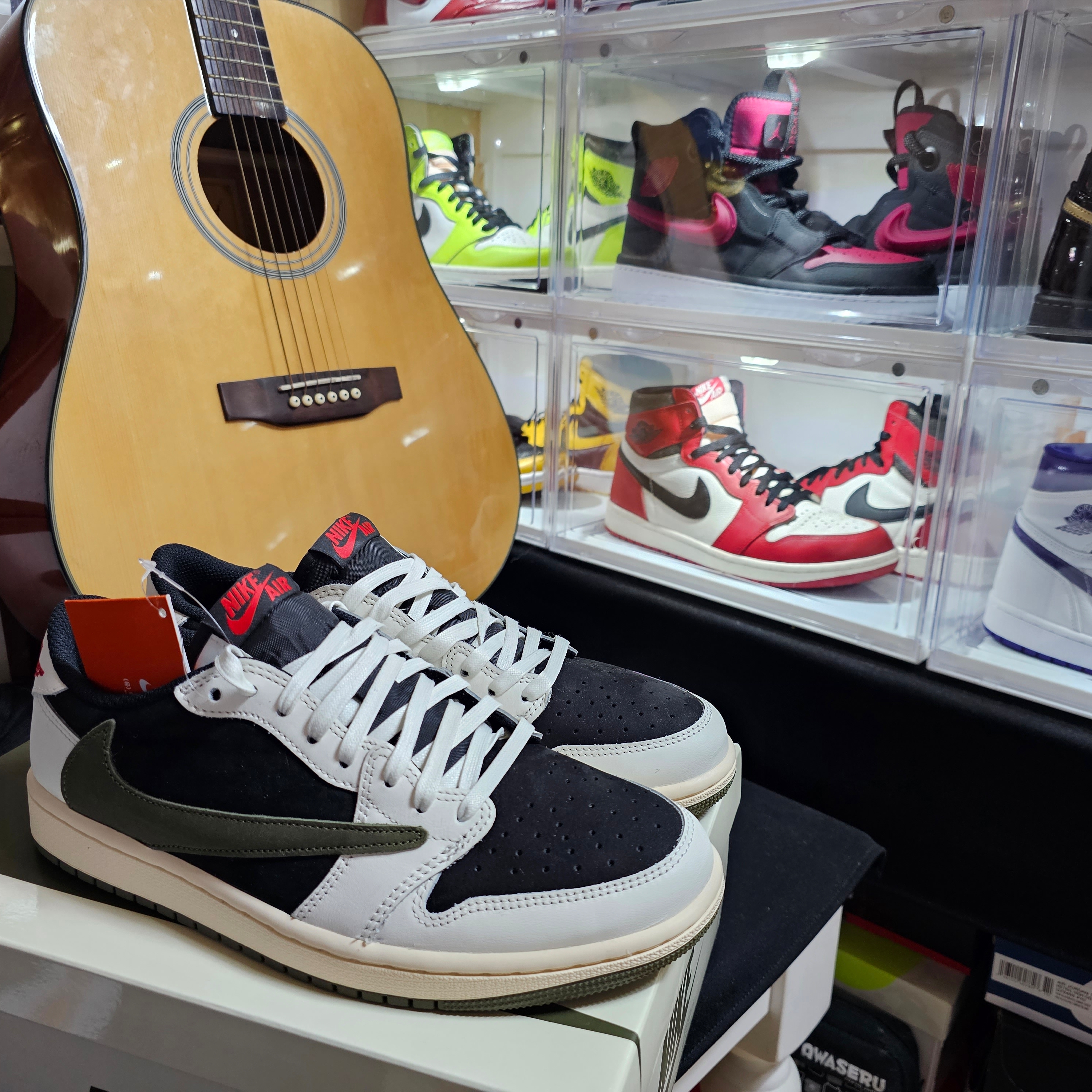 (W) Jordan 1 x Travis Scott Retro Low OG SP Medium Olive, Jordan 1 Retro High OG Pollen 착용 스타일 - 3