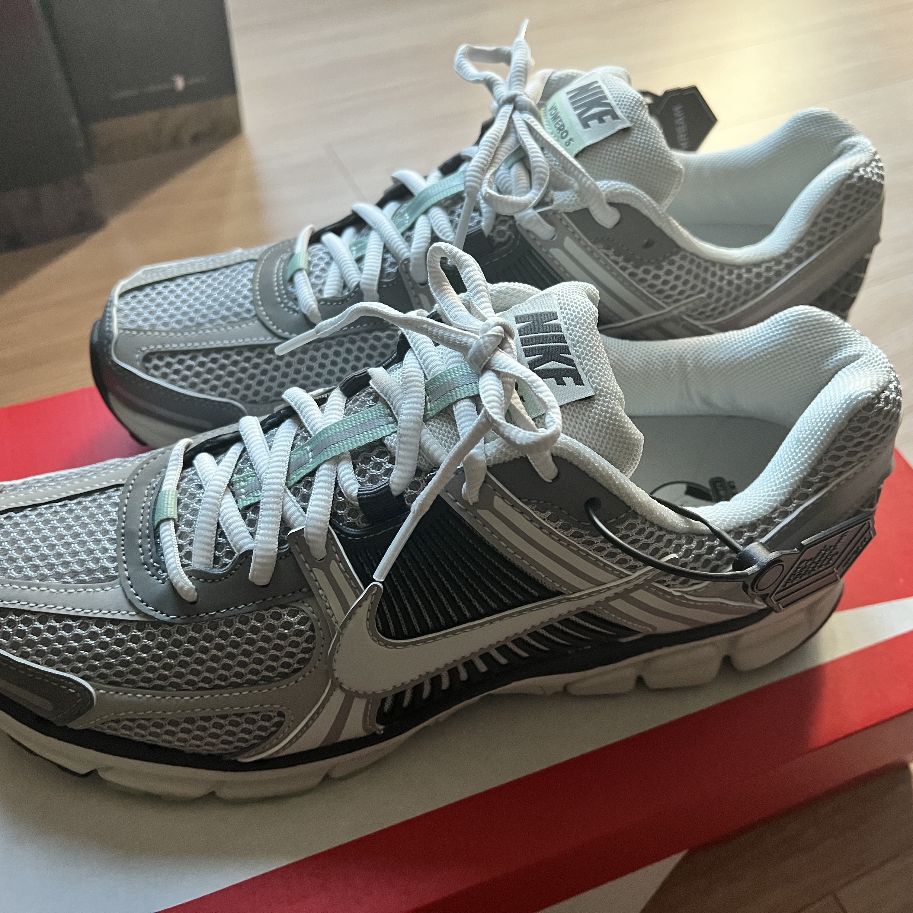 (W) Nike Zoom Vomero 5 Cobblestone and Flat Pewter 착용 스타일
