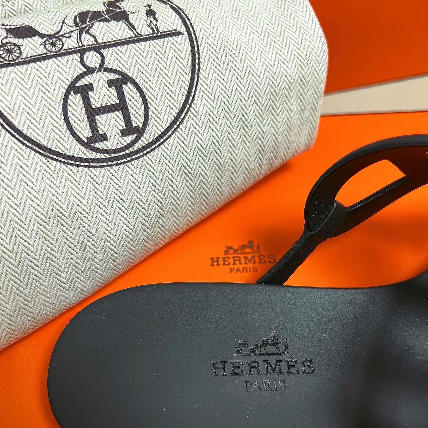 (W) Hermes Egerie Sandal Noir 착용 스타일 - 2