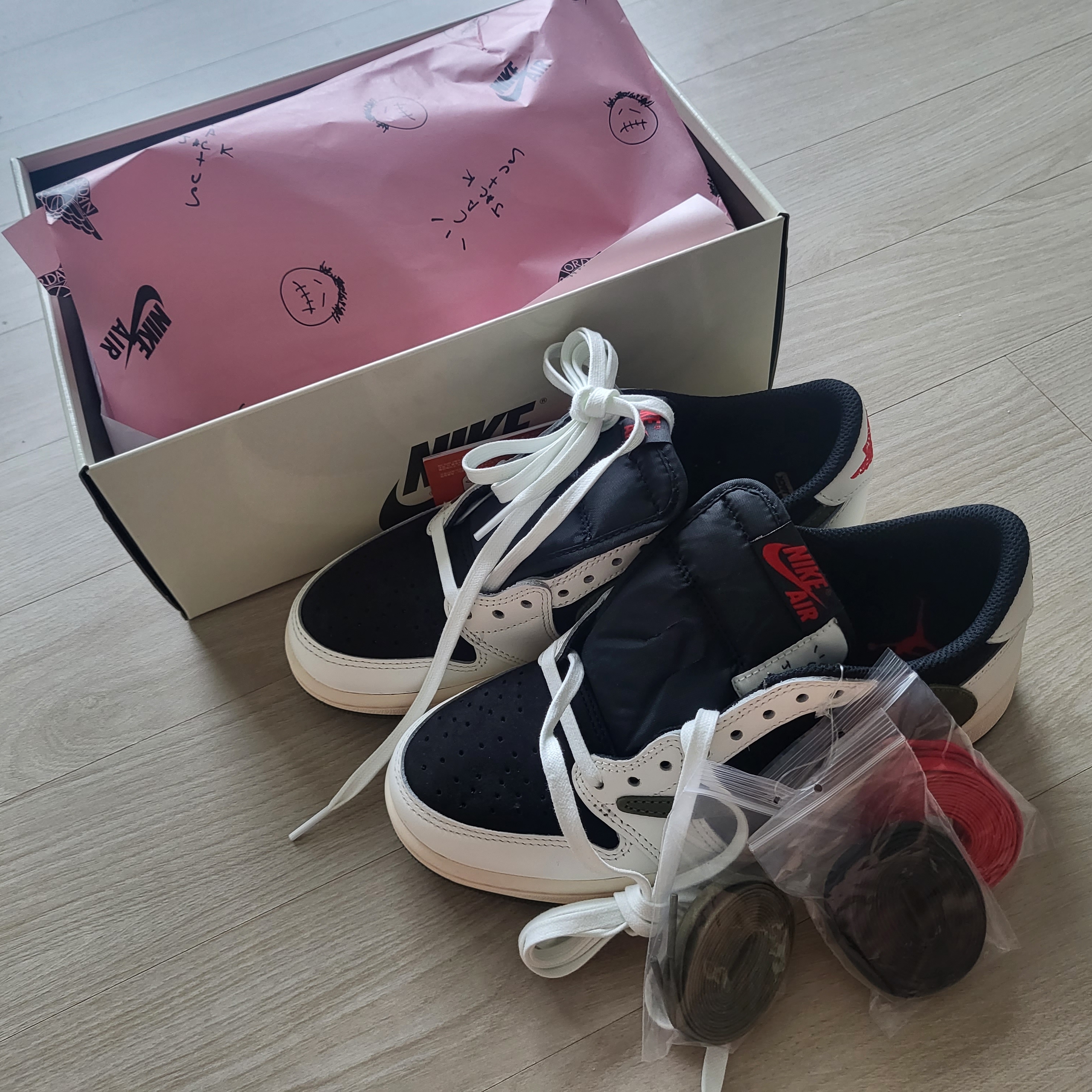 (W) Jordan 1 x Travis Scott Retro Low OG SP Medium Olive 착용 스타일 - 1