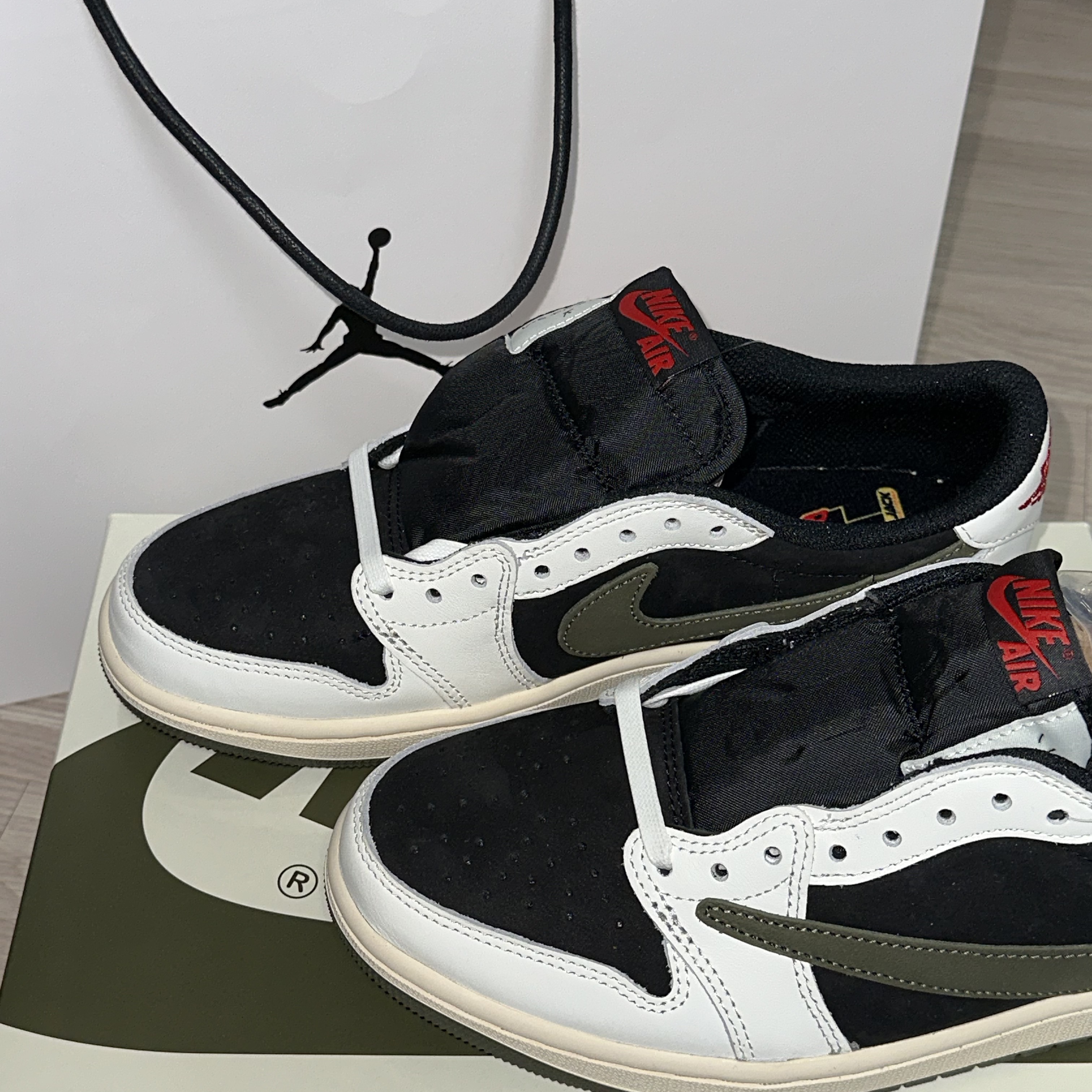 (W) Jordan 1 x Travis Scott Retro Low OG SP Medium Olive 착용 스타일 - 2