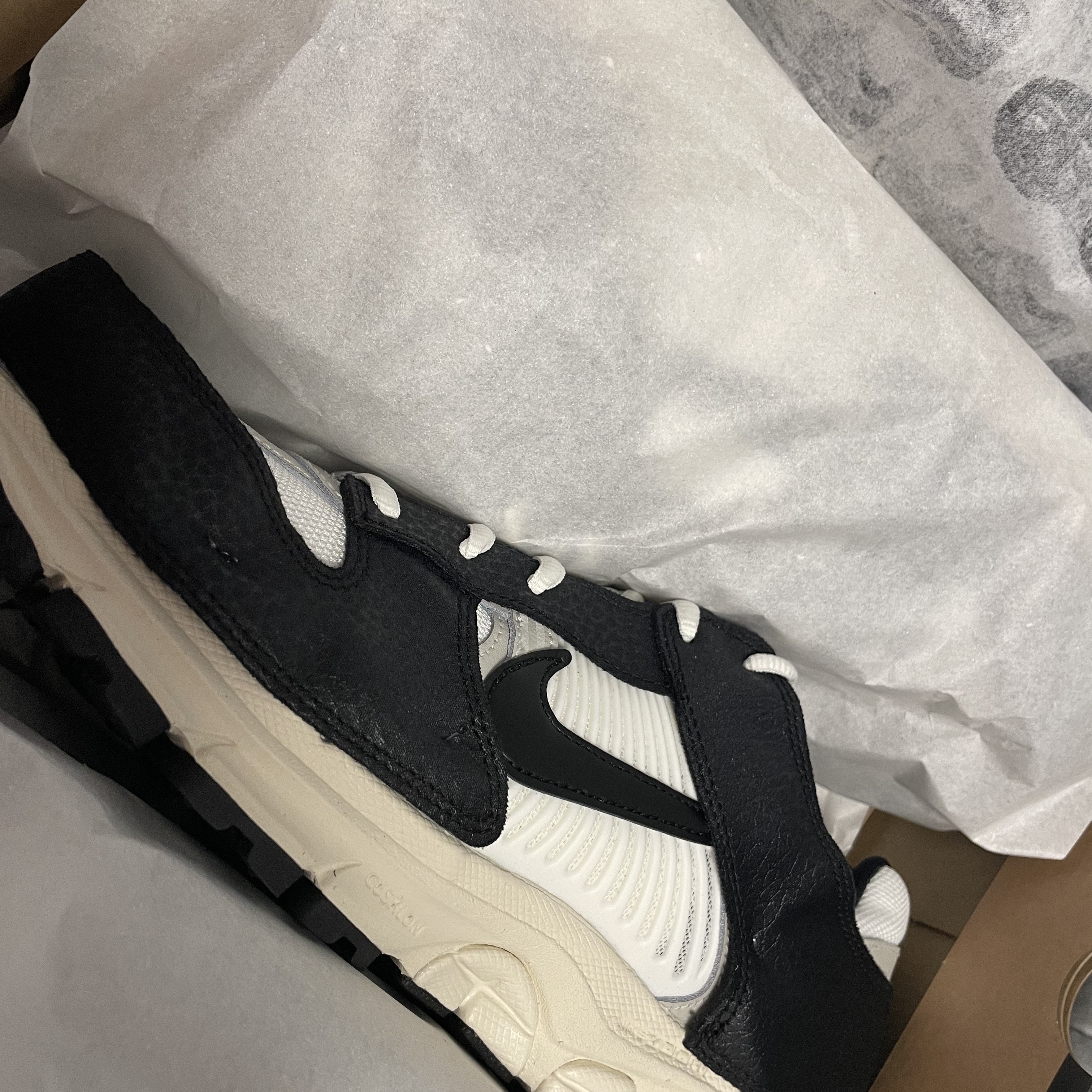 (W) Nike Zoom Vomero 5 Wolf Grey and Black 착용 스타일