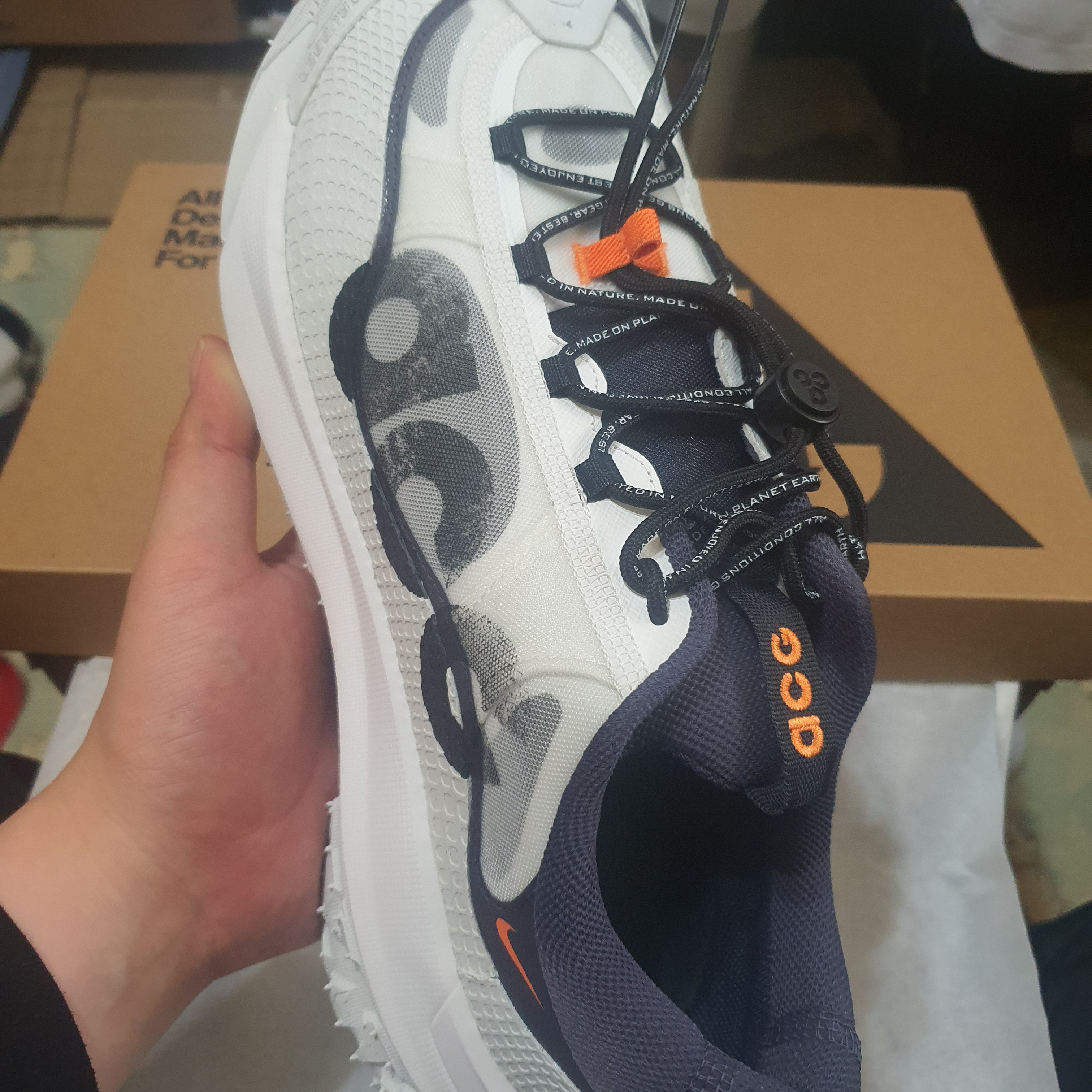 Nike ACG Mountain Fly 2 Low Summit White and Bright Mandarin 착용 스타일