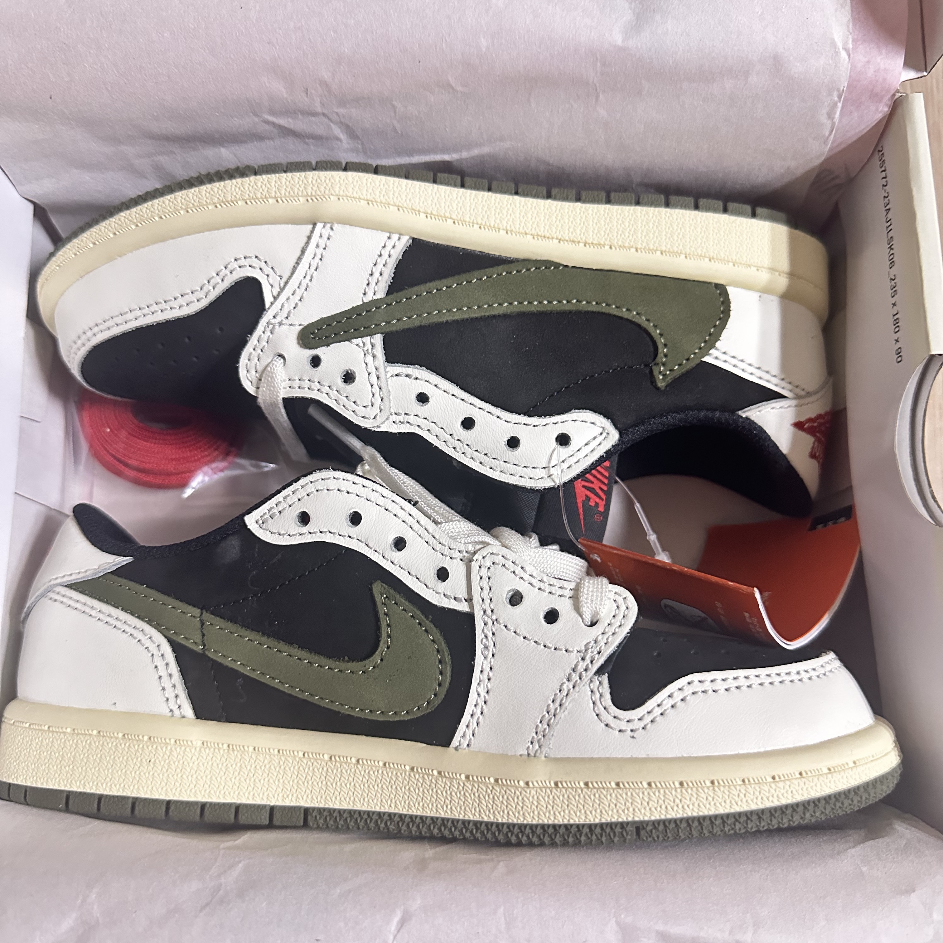 (PS) Jordan 1 x Travis Scott Retro Low OG SP Medium Olive 착용 스타일 - 3