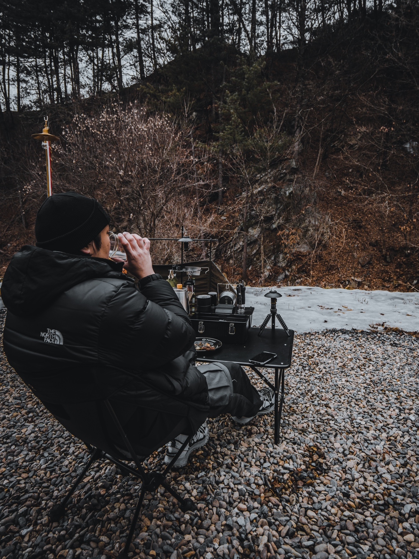 Nike ACG Mountain Fly Low SE White and Black, Helinox Tactical Field Cover Chair One Black Foliage Green (Without Frame) 착용 스타일