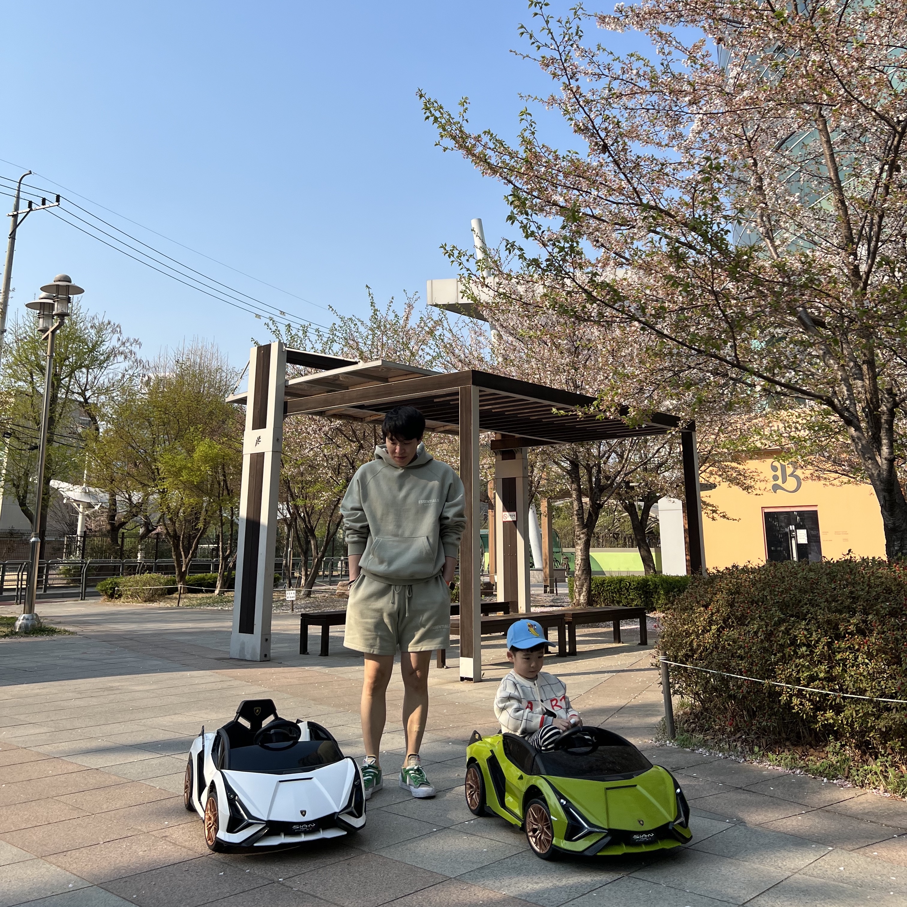 에센셜 후드 씨폼 - 22SS, 에센셜 쇼츠 씨폼 - 22SS 착용 스타일 - 1