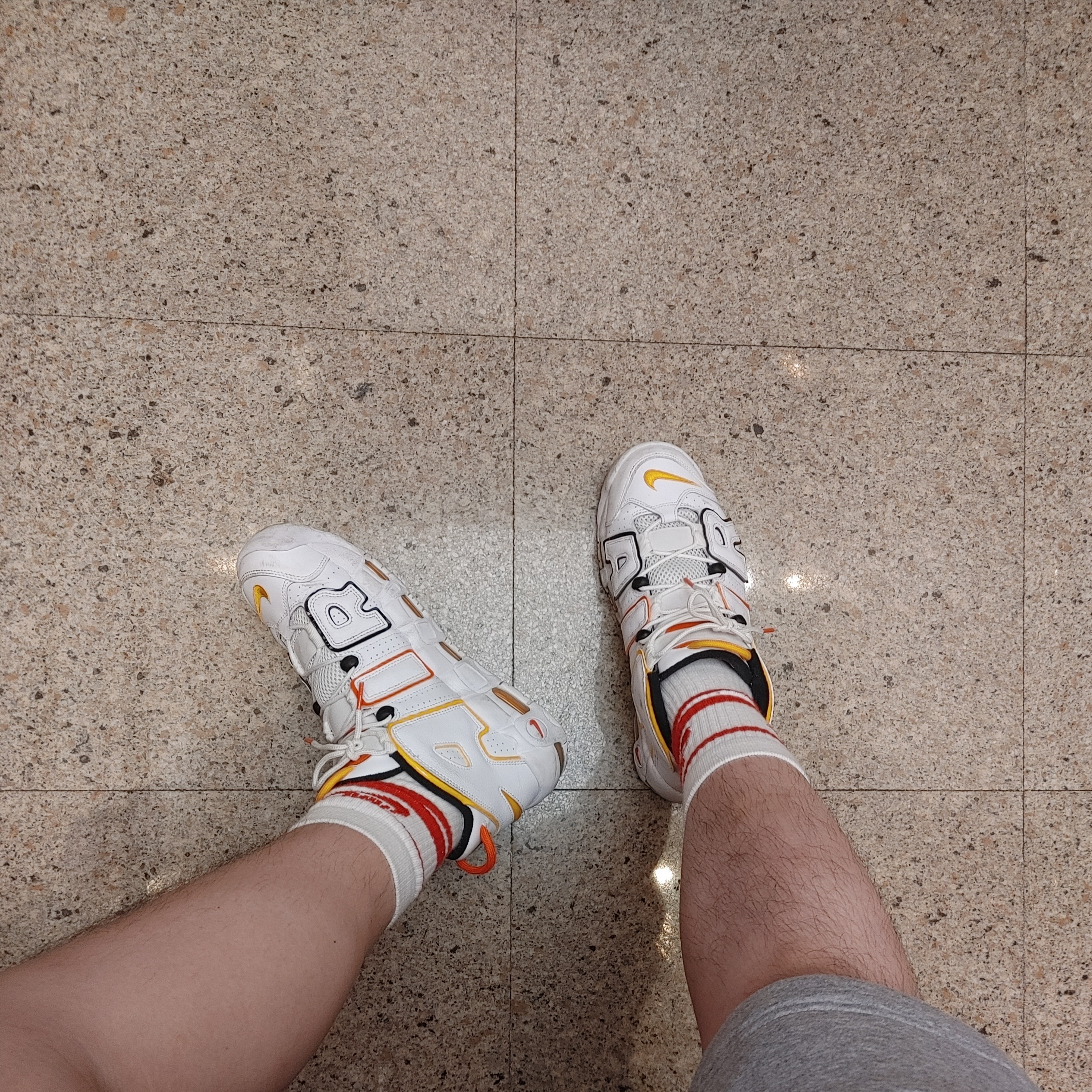 Nike Air More Uptempo Rayguns 착용 스타일