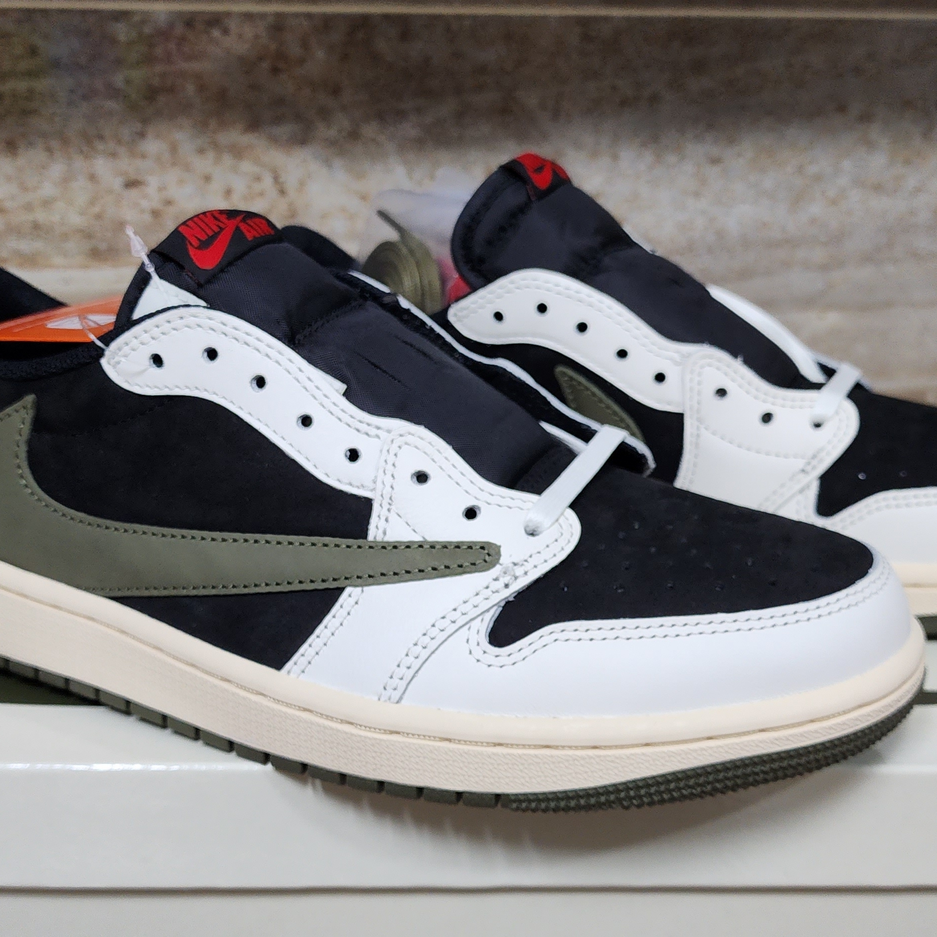 (W) Jordan 1 x Travis Scott Retro Low OG SP Medium Olive 착용 스타일 - 3