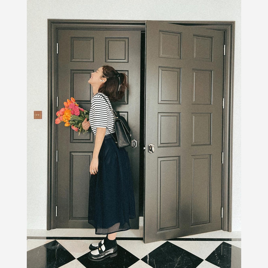 (W) Miu Miu Leather Penny Loafers Black White, Chanel Large Backpack Grained Calfskin & Gold Black 착용 스타일 - 3