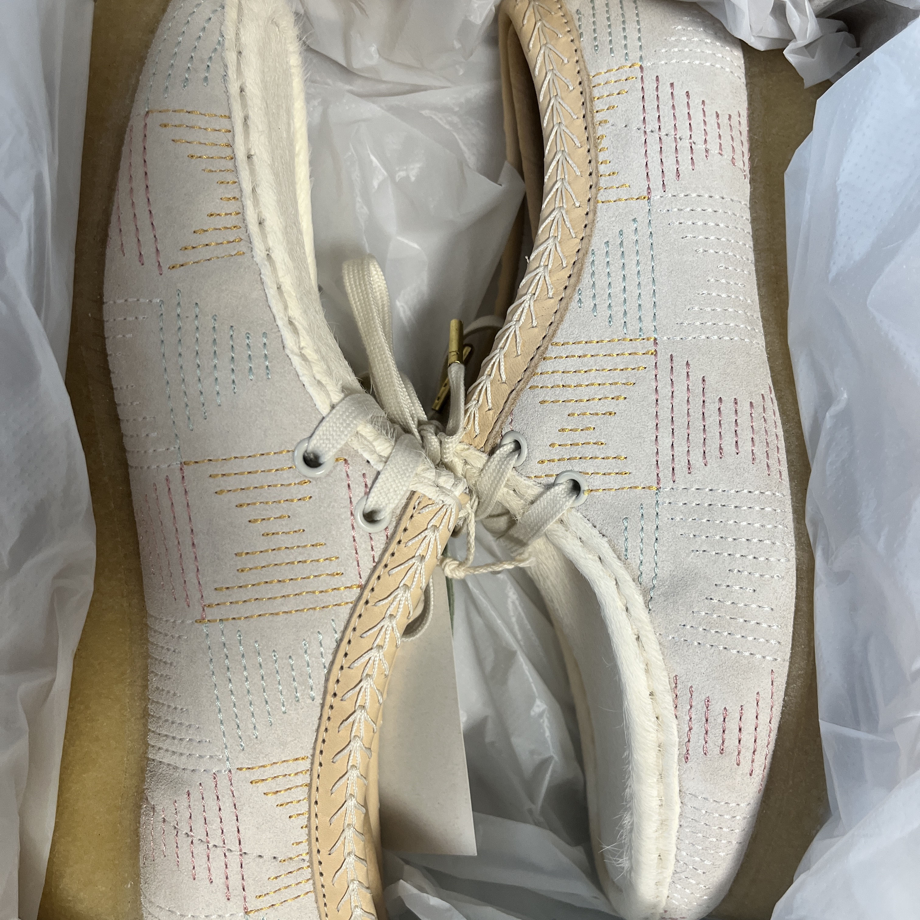 (W) Clarks Wallabee Off White Hairy 착용 스타일 - 1