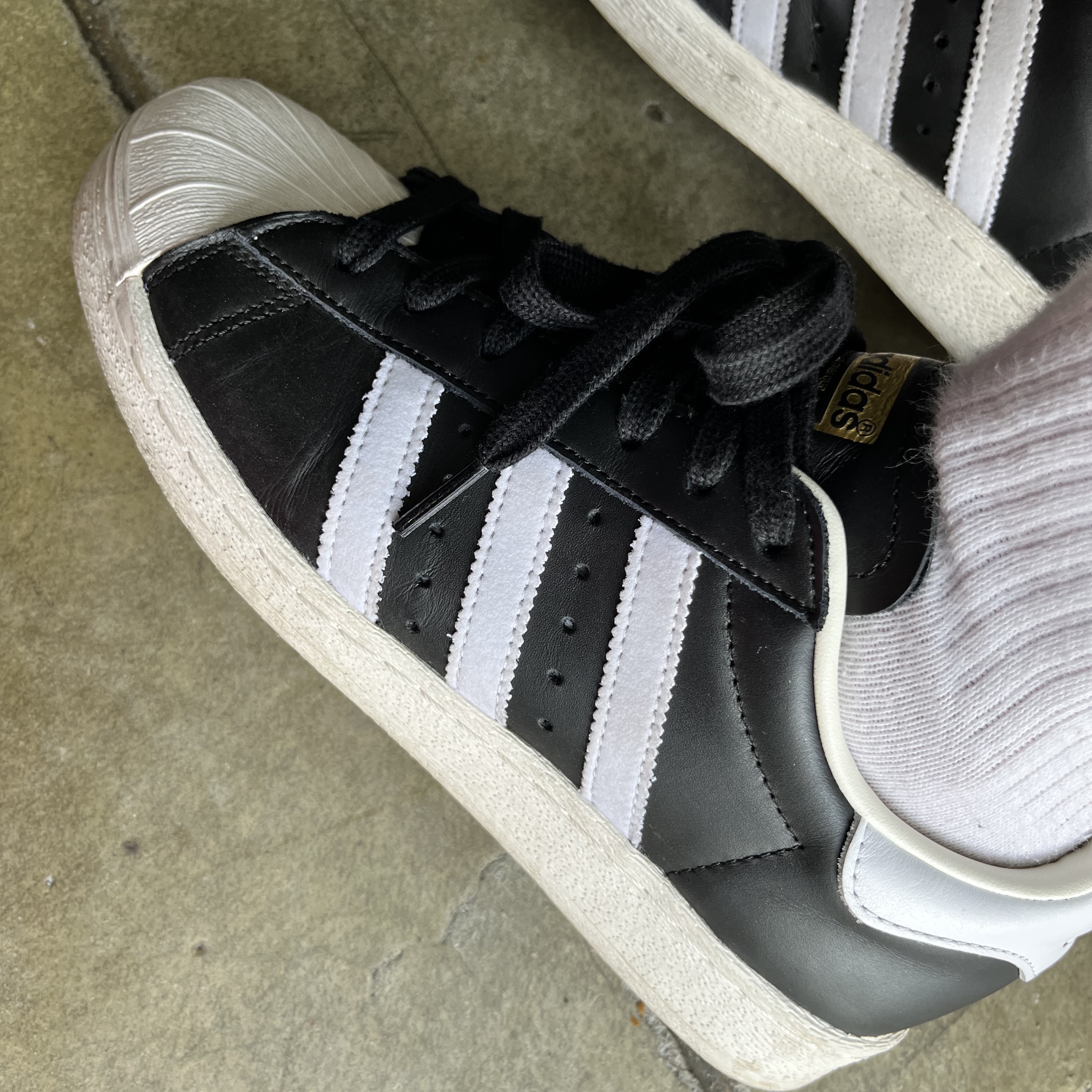 Adidas Superstar 82 FI Core Black 착용 스타일