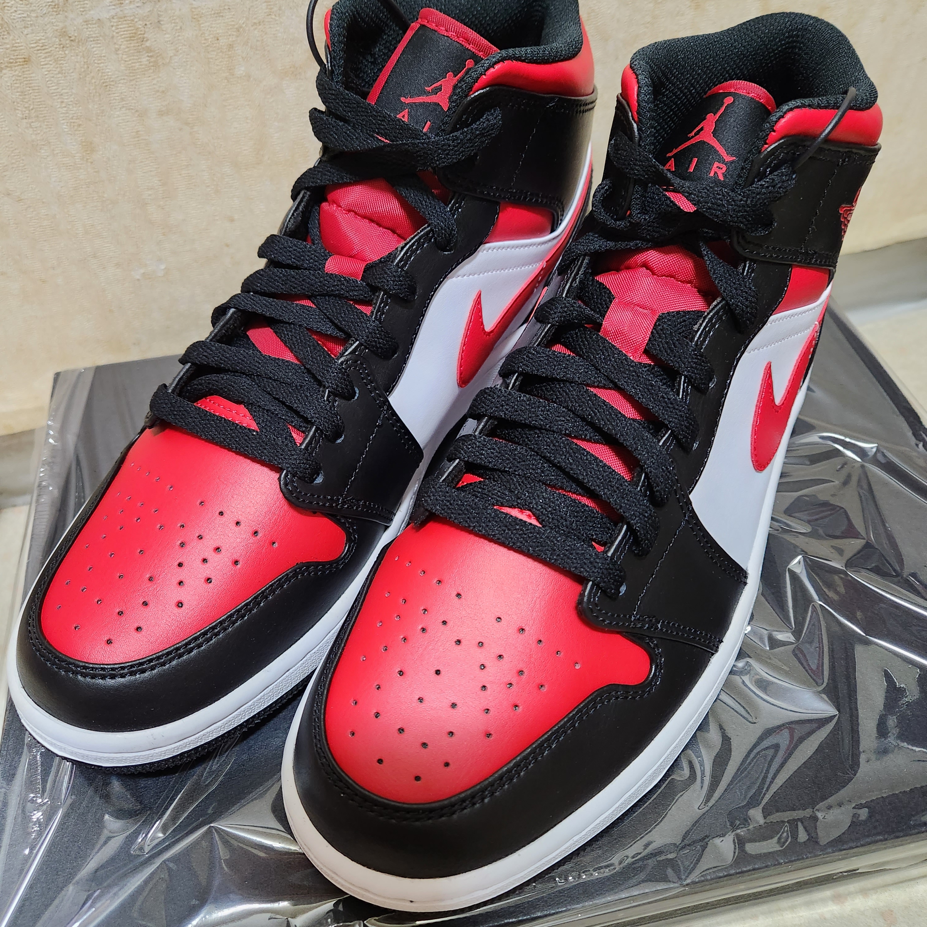 Jordan 1 Mid Black Fire Red 착용 스타일