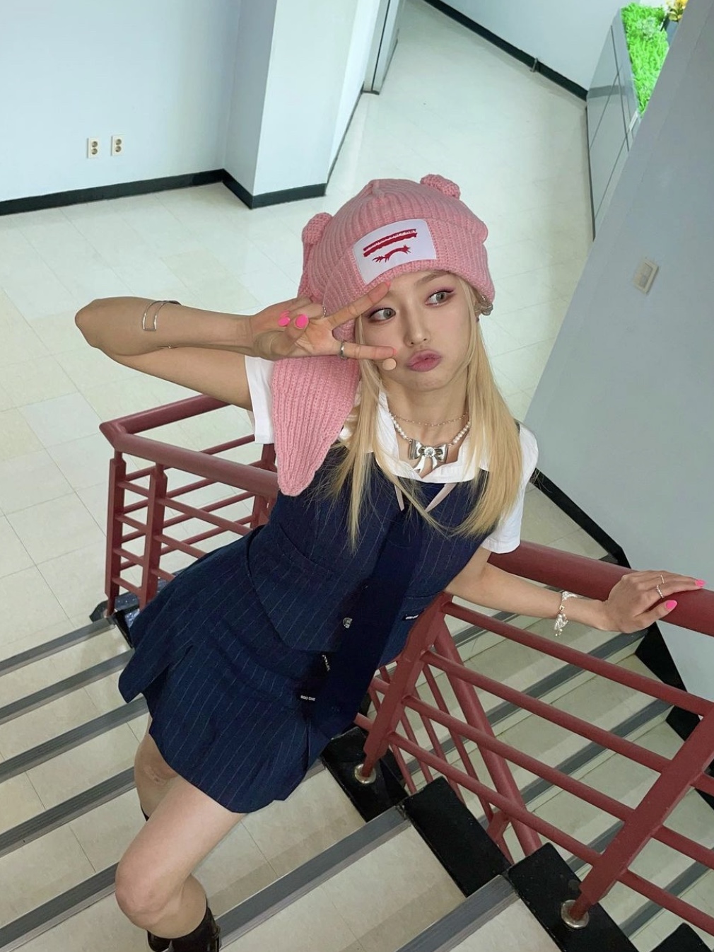 Charles Jeffrey Loverboy Chunky Rabbit Beanie Pink 착용 스타일 - 3