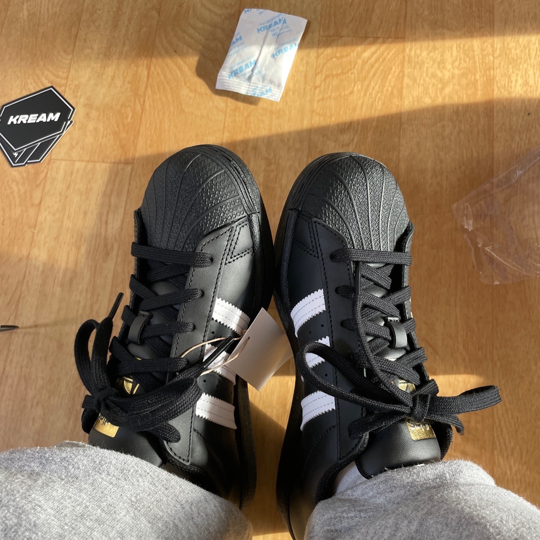 Adidas Superstar Core Black White 착용 스타일 - 2