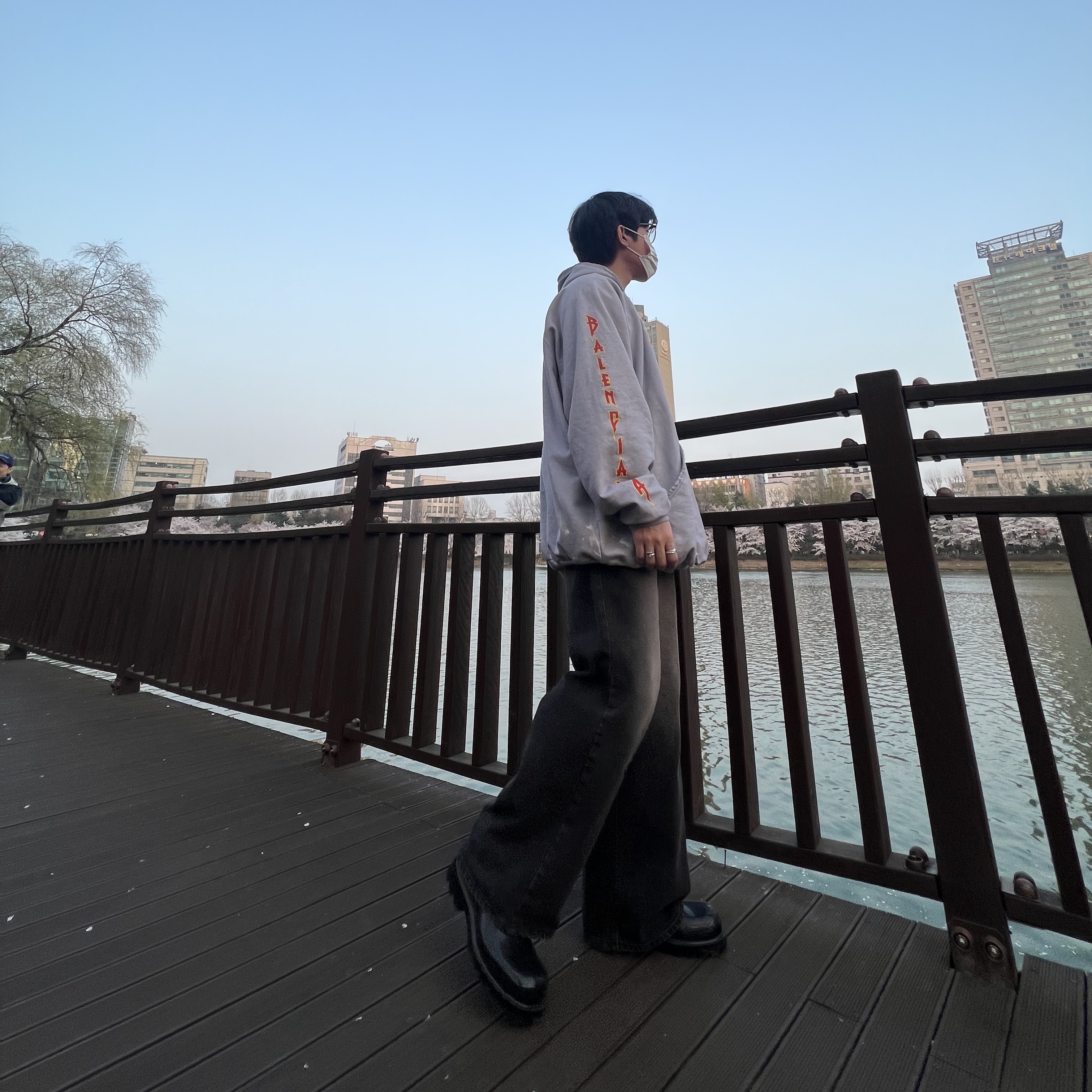 Balenciaga Metal Oversized Hoodie Light Grey, Bottega Veneta Stride Shinny Rubber Ankle Boots Black 착용 스타일