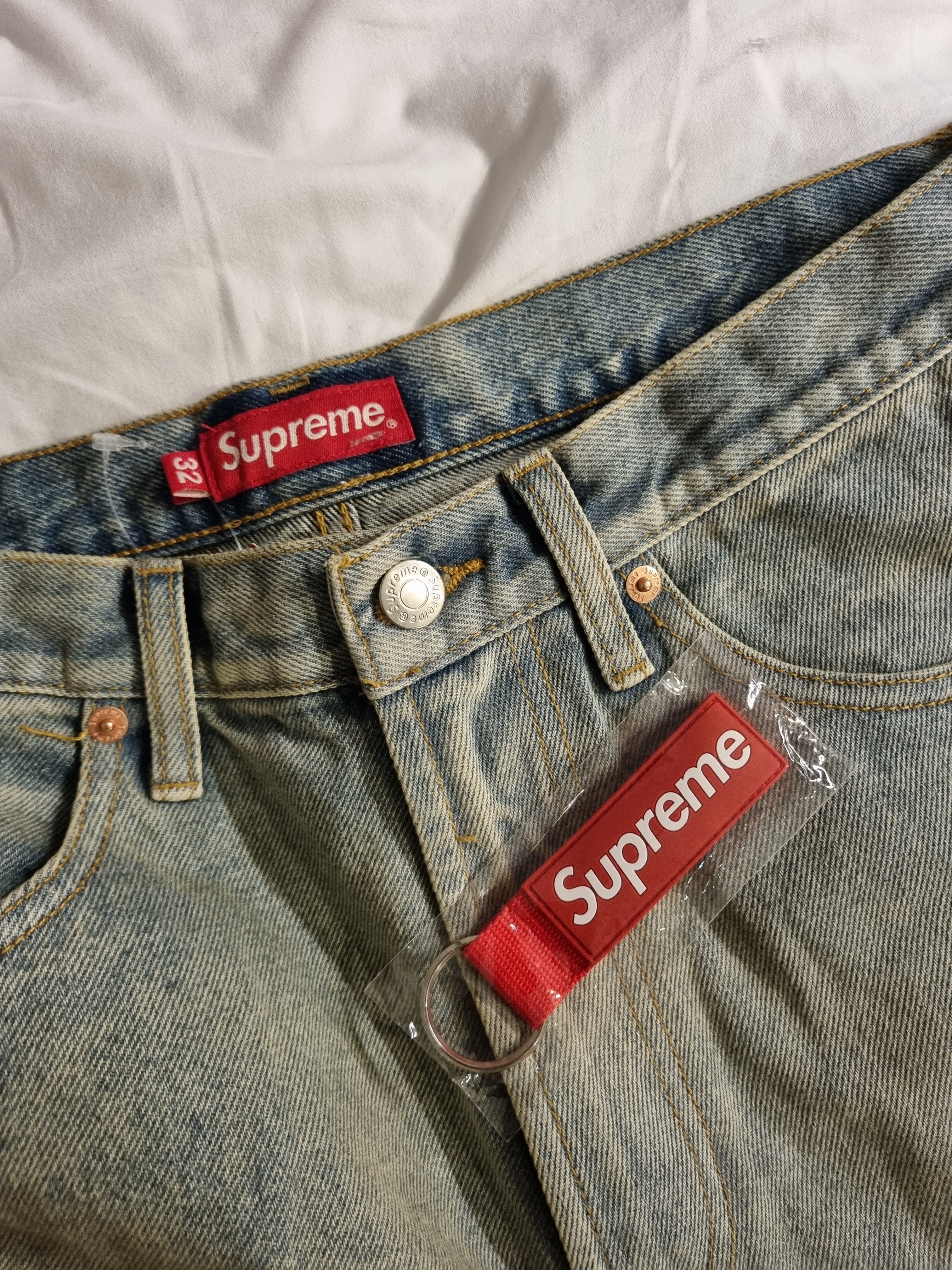 Supreme Baggy Denim Shorts Dirty Indigo - 23SS, Supreme Webbing Keychain Red - 23SS 착용 스타일