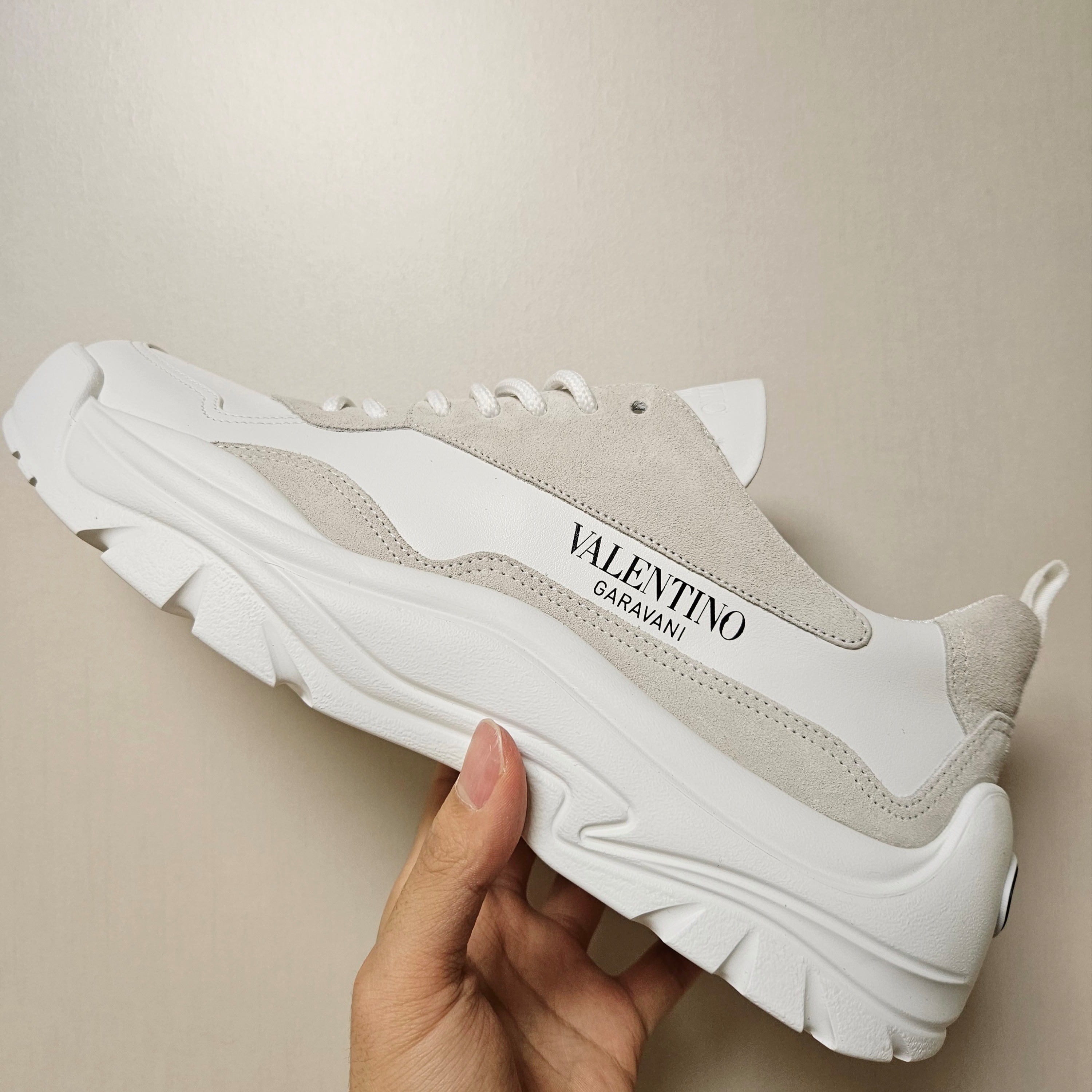 Valentino Gumboy Calfskin Sneakers White 착용 스타일