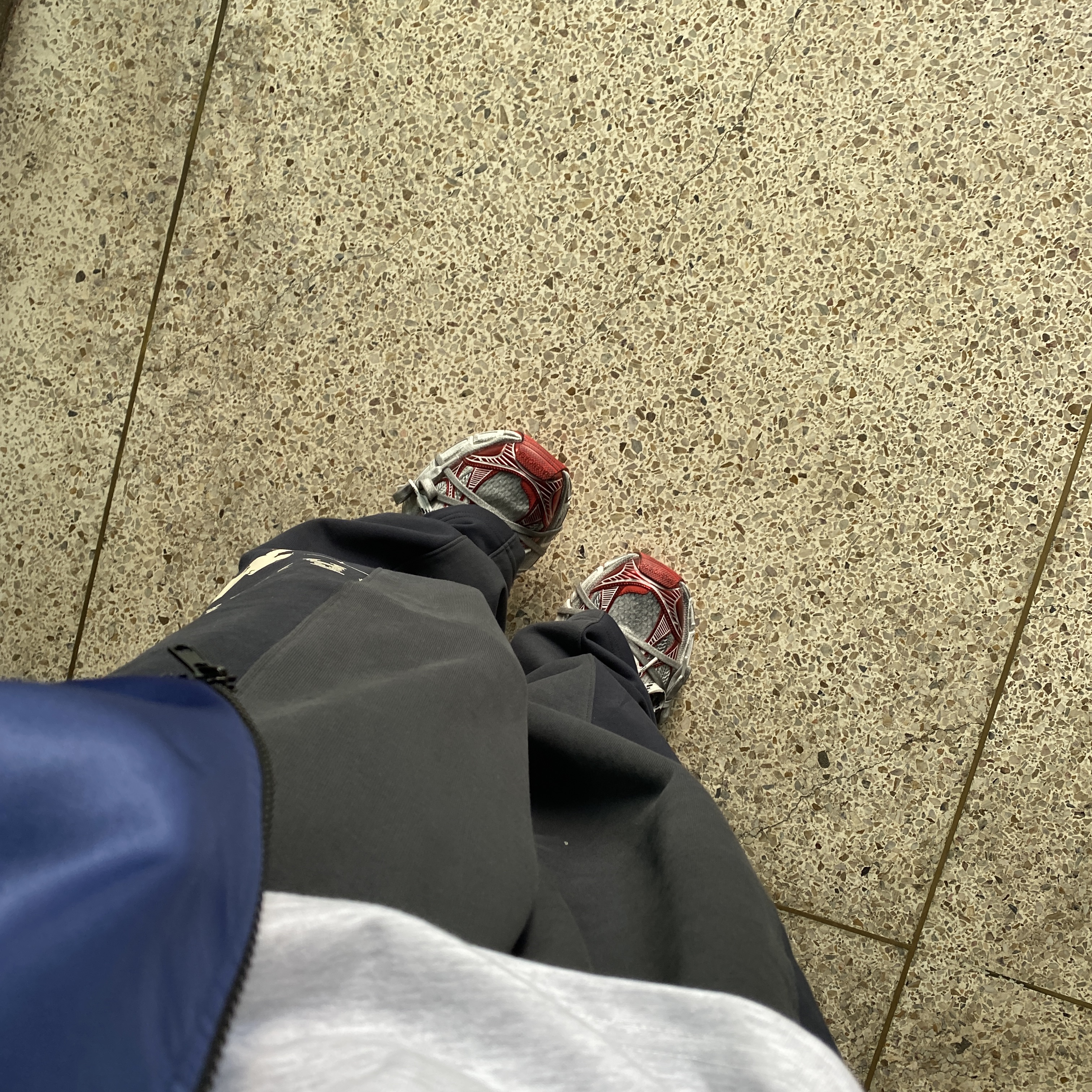 Balenciaga 3XL Sneakers White Red 착용 스타일 - 1