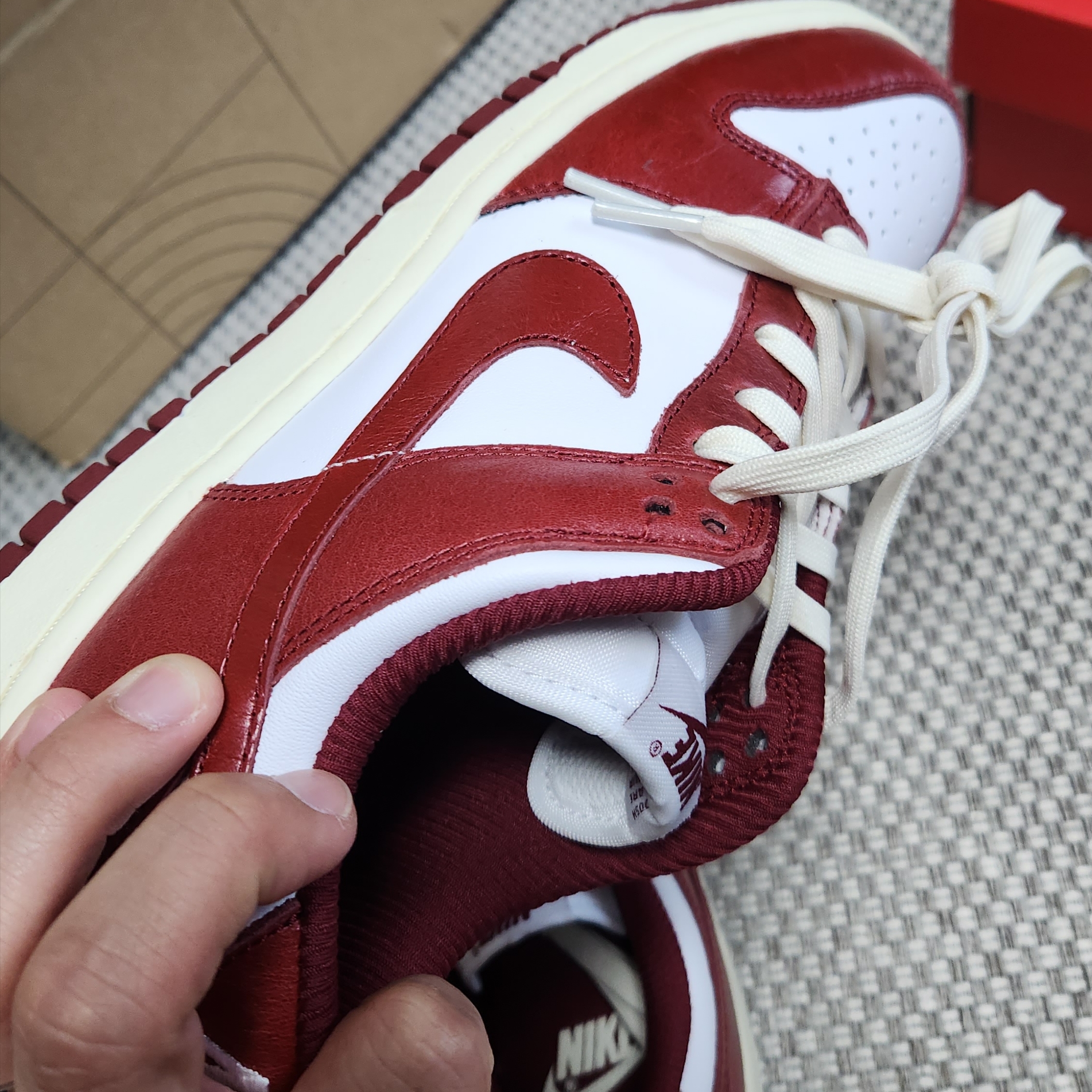 (W) Nike Dunk Low Retro PRM Team Red and White 착용 스타일