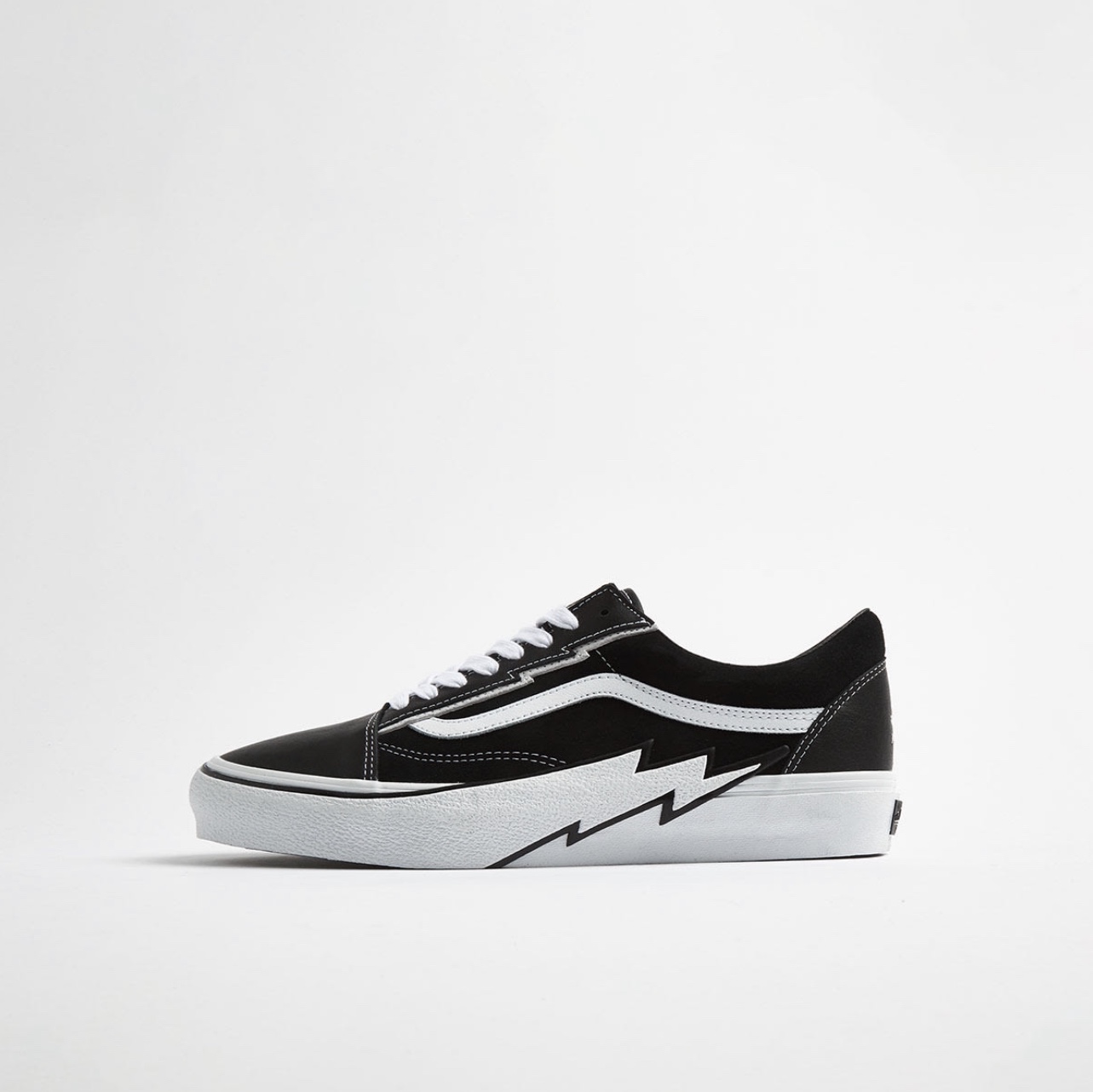 Vans Vault x Mastermind World Old Skool Bolt Black 착용 스타일 - 4